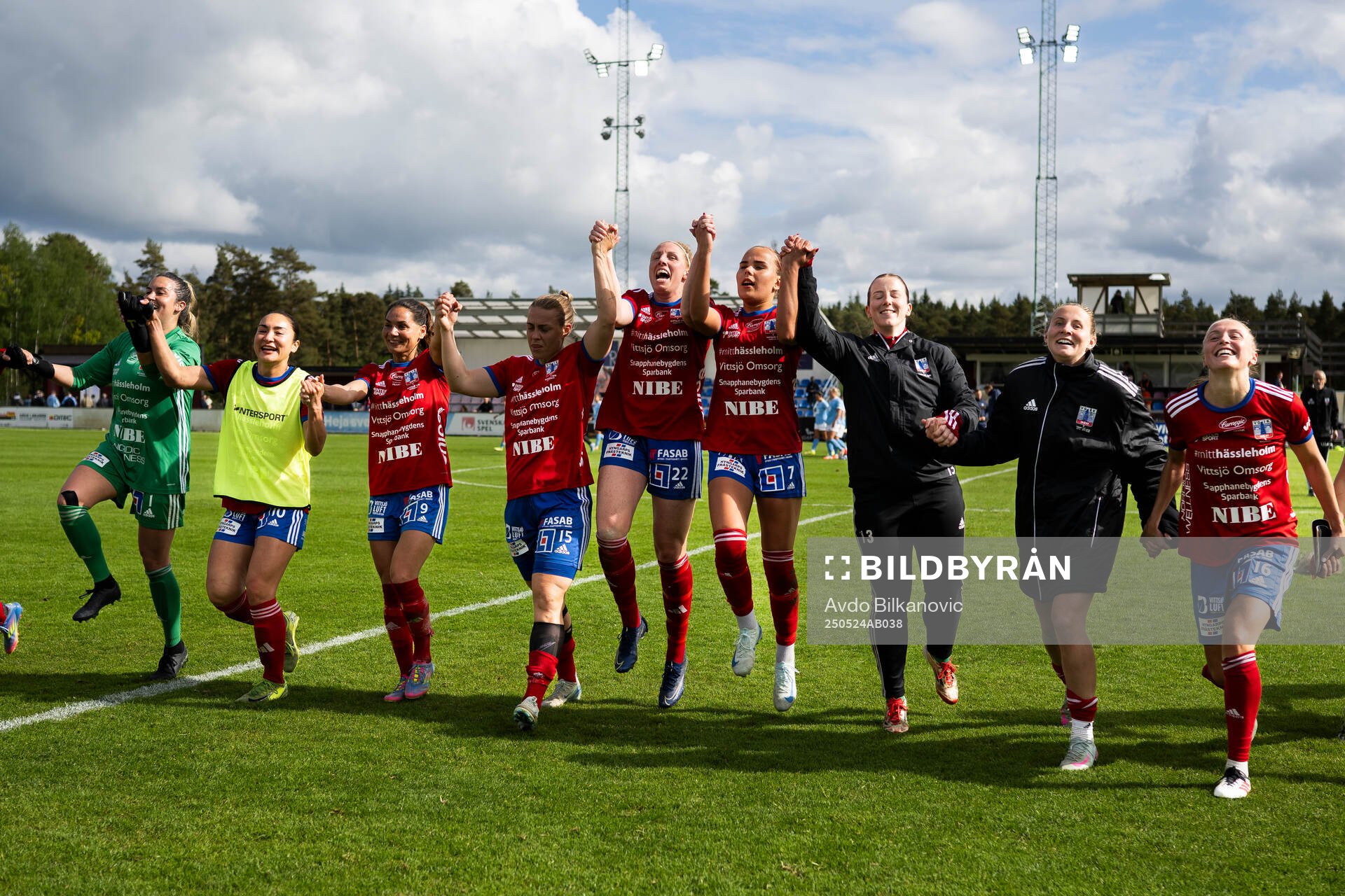 Vittsjös spelare jublar efter slutsignalen under fotbollsmatchen i Damallsvenskan mellan Vittsjö och Malmö FF den 24 maj 2025 i Vittsjö.