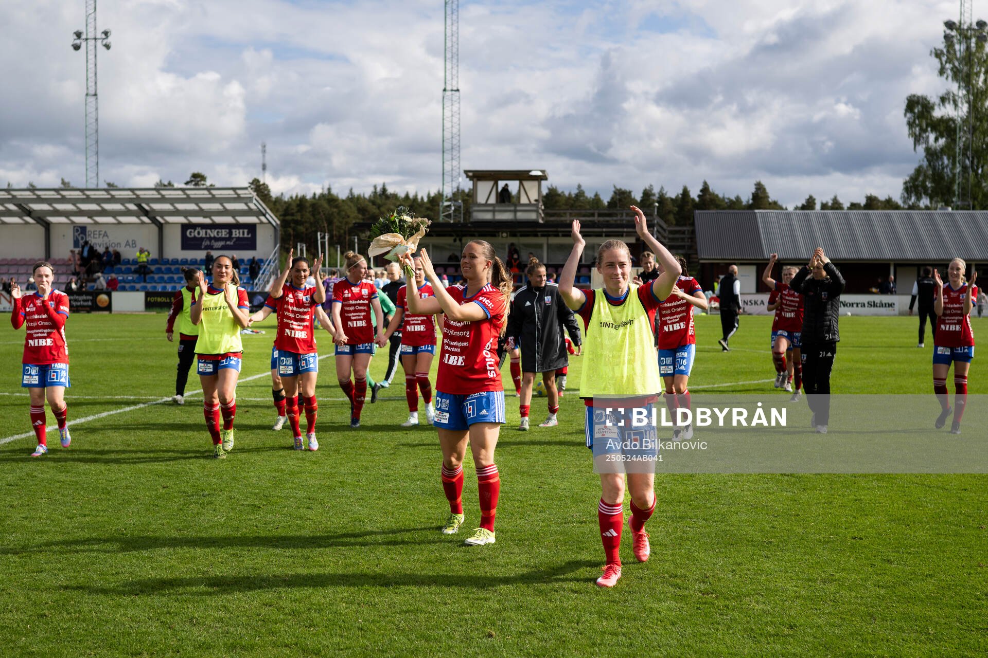 Vittsjös spelare jublar efter slutsignalen under fotbollsmatchen i Damallsvenskan mellan Vittsjö och Malmö FF den 24 maj 2025 i Vittsjö.