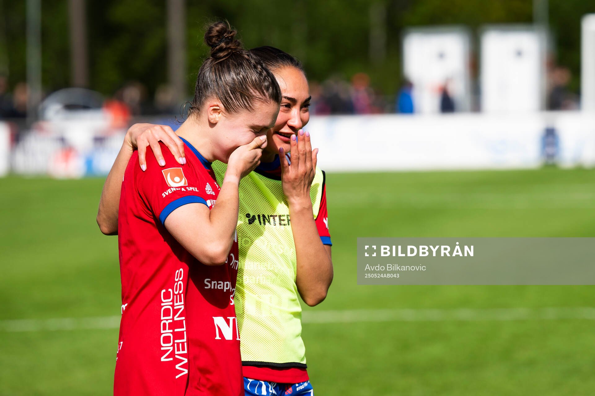 Vittsjös Anna Haddock och Jaida Nyby jublar efter slutsignalen under fotbollsmatchen i Damallsvenskan mellan Vittsjö och Malmö FF den 24 maj 2025 i Vittsjö.