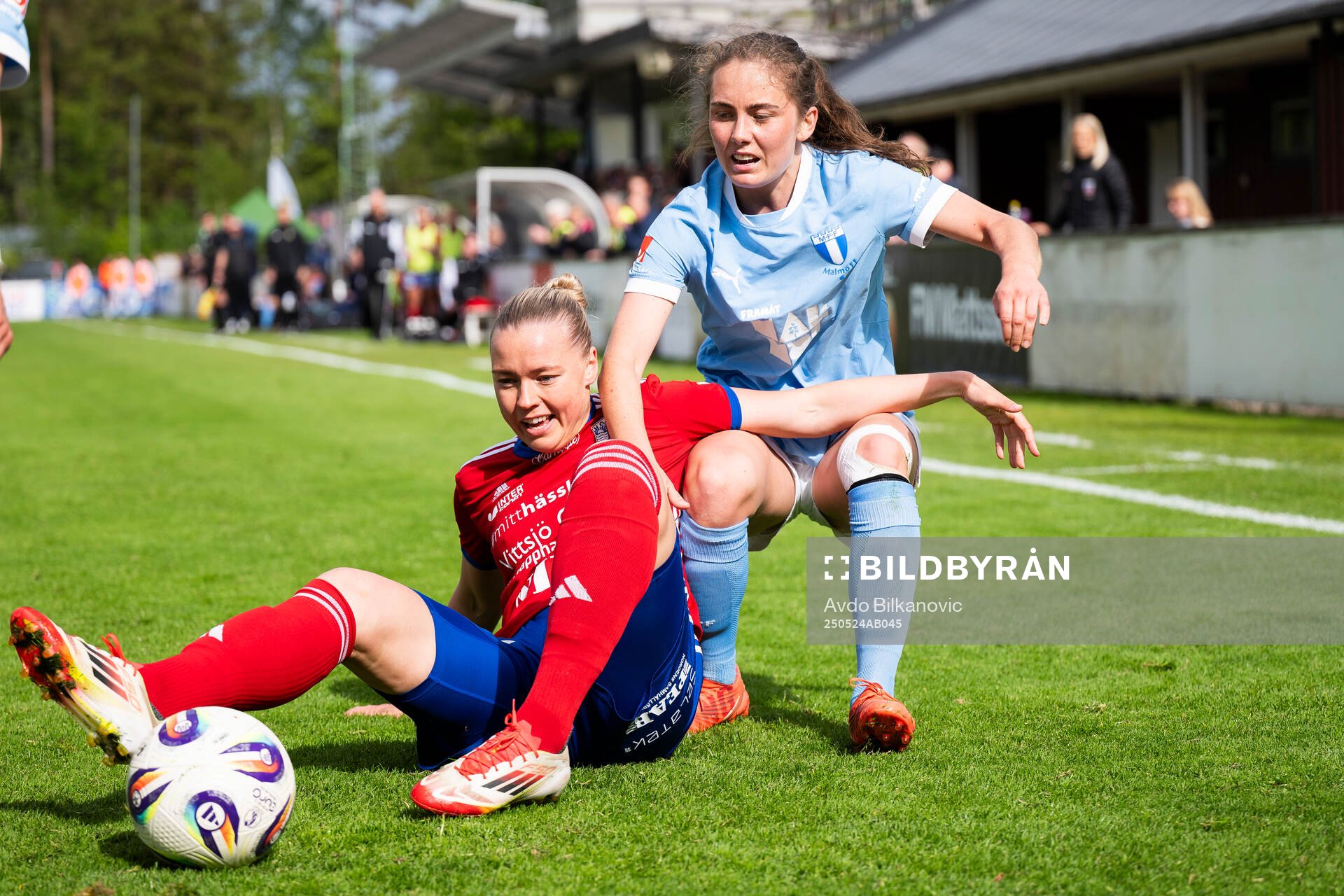 Vittsjös Kajsa Lind och Malmö FFs Matilda Kristell under fotbollsmatchen i Damallsvenskan mellan Vittsjö och Malmö FF den 24 maj 2025 i Vittsjö.