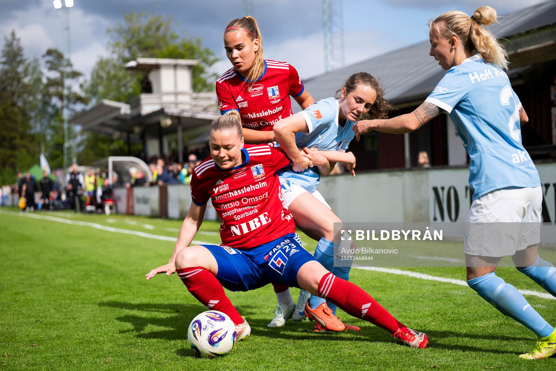 Vittsjös Kajsa Lind och Ilona Walta mot Malmö FFs Matilda Kristell under fotbollsmatchen i Damallsvenskan mellan Vittsjö och Malmö FF den 24 maj 2025 i Vittsjö.