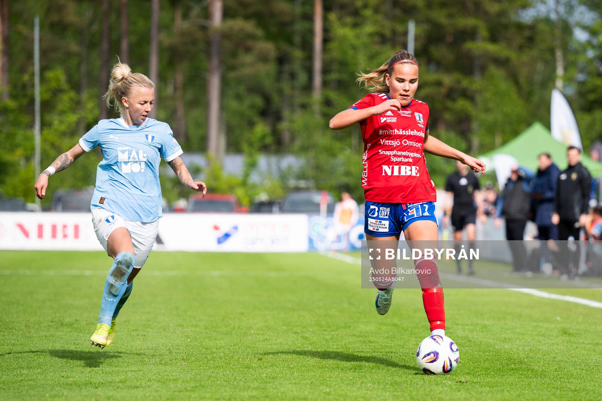 Vittsjös Ilona Walta och Malmö FFs Nathalie Hoff Persson under fotbollsmatchen i Damallsvenskan mellan Vittsjö och Malmö FF den 24 maj 2025 i Vittsjö.