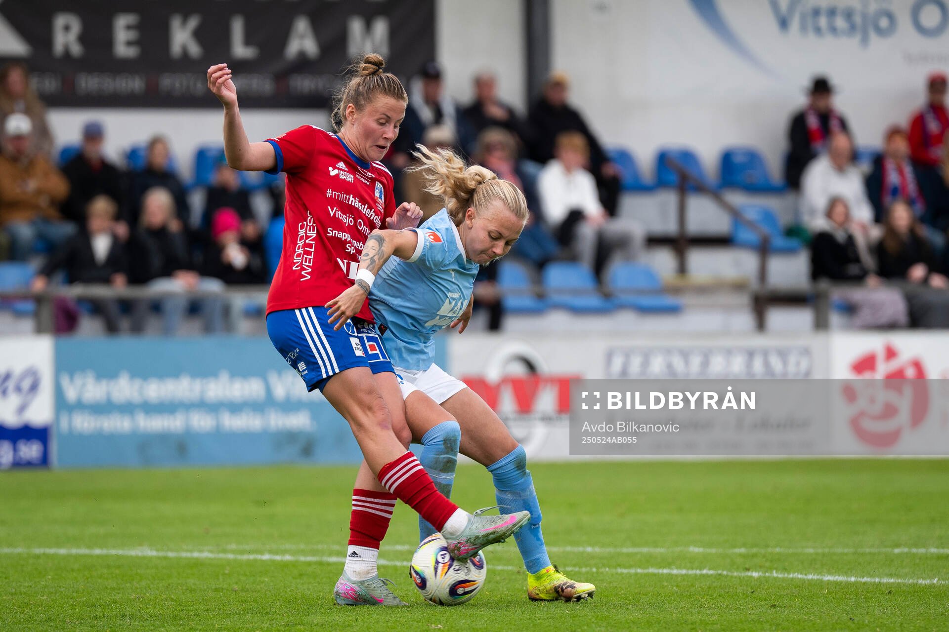 Vittsjös Sofie Rewucha och Malmö FFs Nathalie Hoff Persson under fotbollsmatchen i Damallsvenskan mellan Vittsjö och Malmö FF den 24 maj 2025 i Vittsjö.