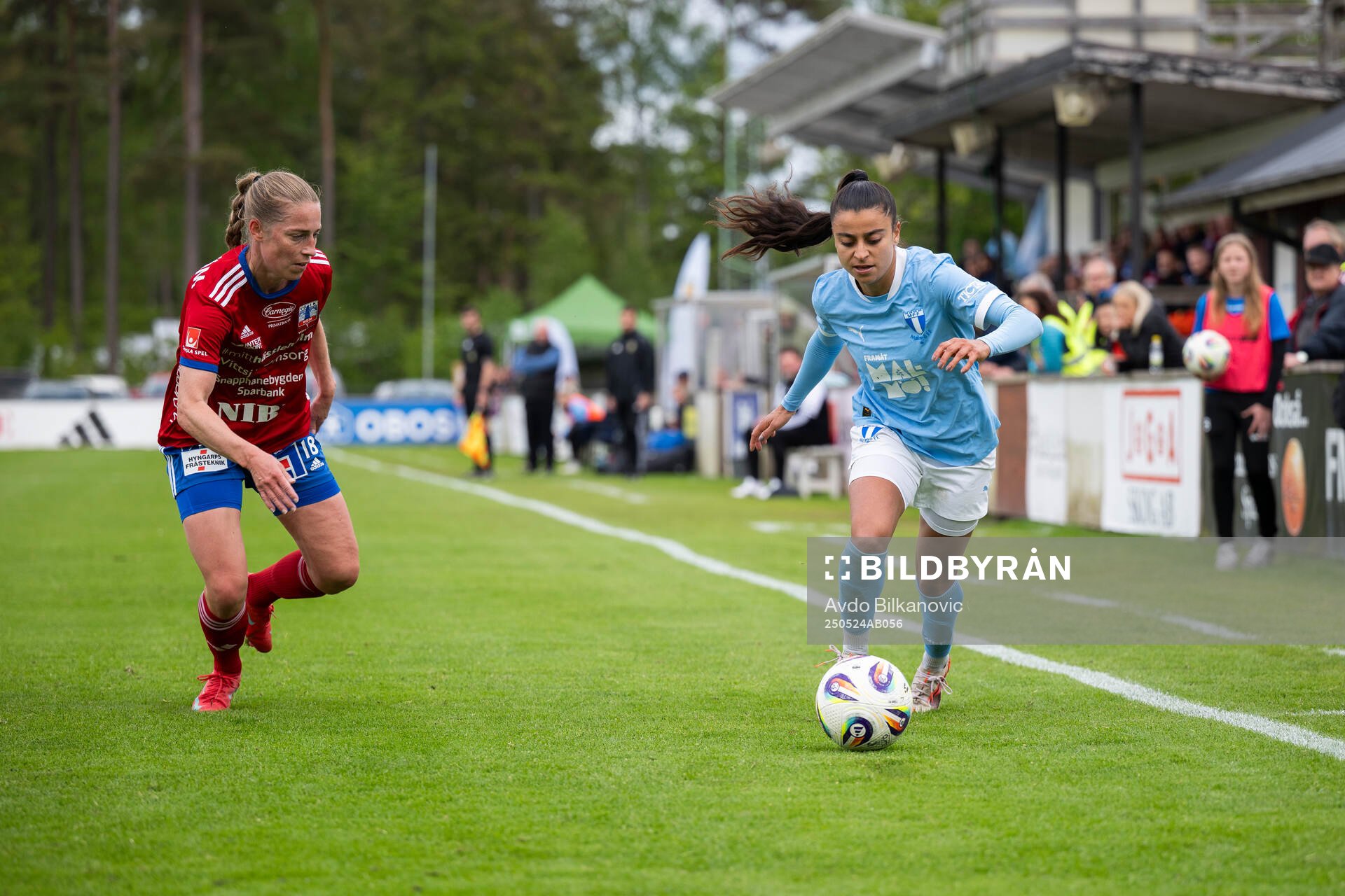 Vittsjös Linda Charlotta Sällström och Malmö FFs Ines Belloumou under fotbollsmatchen i Damallsvenskan mellan Vittsjö och Malmö FF den 24 maj 2025 i Vittsjö.