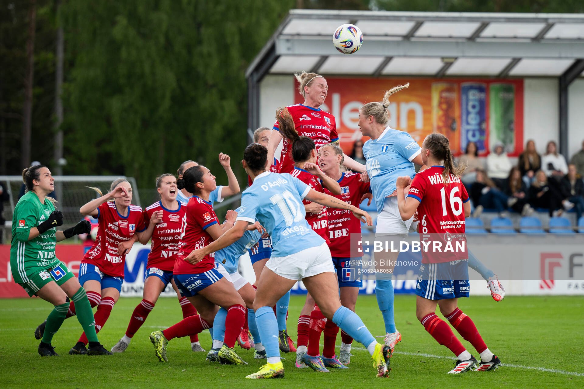 Vittsjös Sandra Lynn nickar under fotbollsmatchen i Damallsvenskan mellan Vittsjö och Malmö FF den 24 maj 2025 i Vittsjö. 