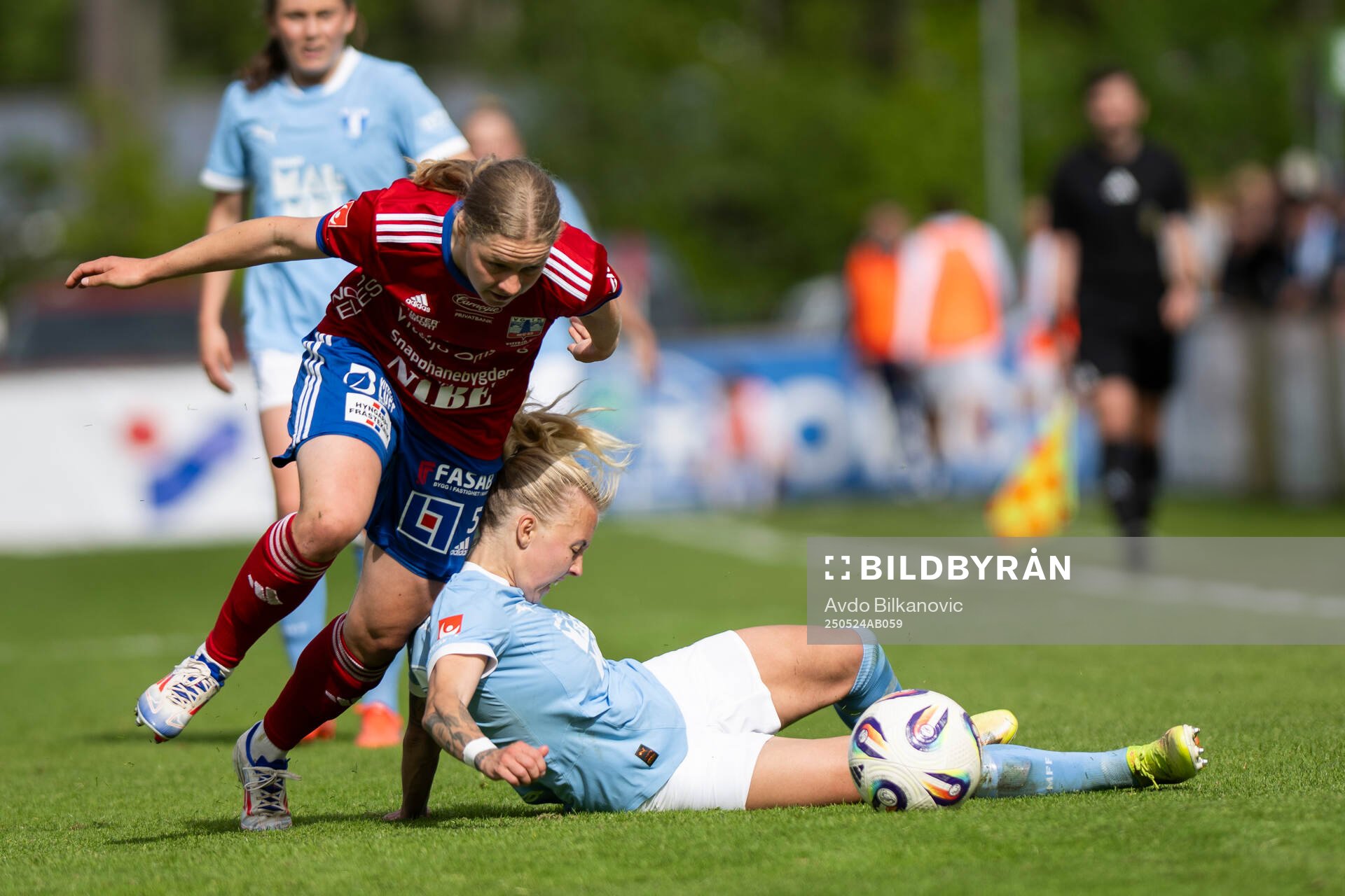 Vittsjös Hannah Sjödahl mot Malmö FFs Nathalie Hoff Persson under fotbollsmatchen i Damallsvenskan mellan Vittsjö och Malmö FF den 24 maj 2025 i Vittsjö.