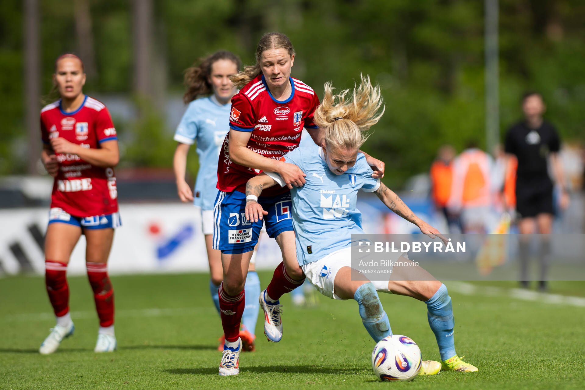Vittsjös Hannah Sjödahl mot Malmö FFs Nathalie Hoff Persson under fotbollsmatchen i Damallsvenskan mellan Vittsjö och Malmö FF den 24 maj 2025 i Vittsjö.