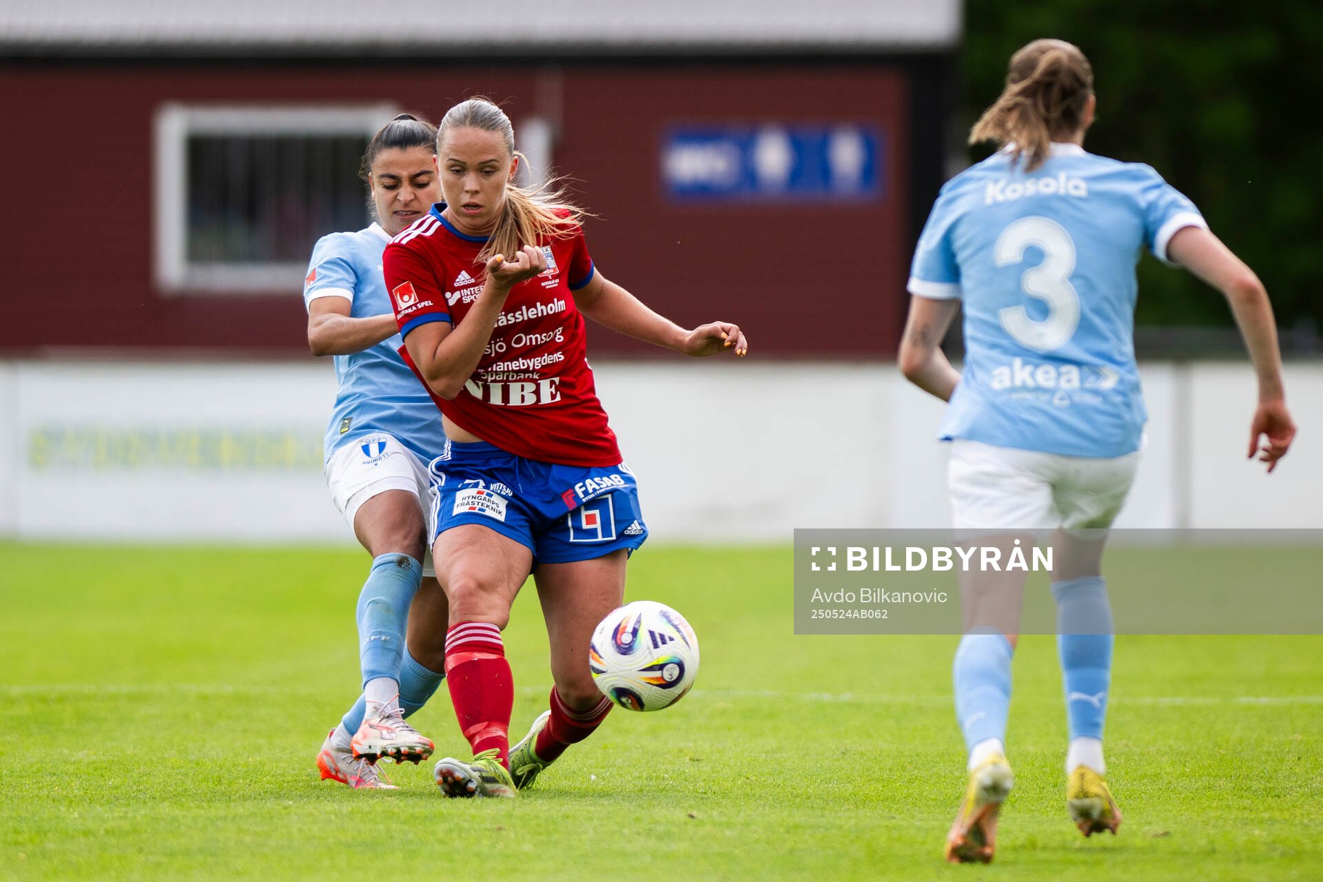 Vittsjös Hanna Ekengren och Malmö FFs Ines Belloumou under fotbollsmatchen i Damallsvenskan mellan Vittsjö och Malmö FF den 24 maj 2025 i Vittsjö.