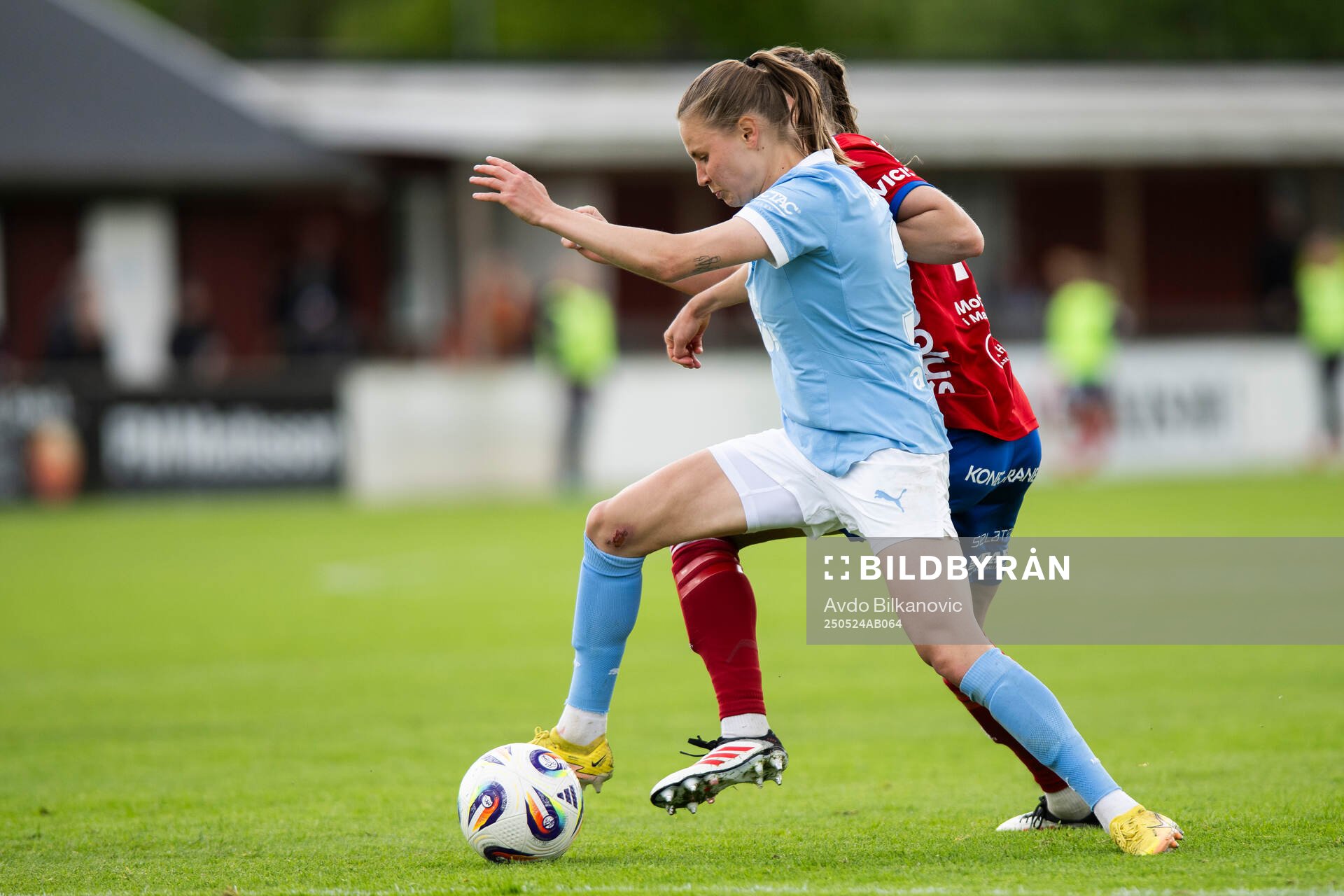 Malmö FFs Katariina Kosola och Vittsjös Olivia Wänglund under fotbollsmatchen i Damallsvenskan mellan Vittsjö och Malmö FF den 24 maj 2025 i Vittsjö.