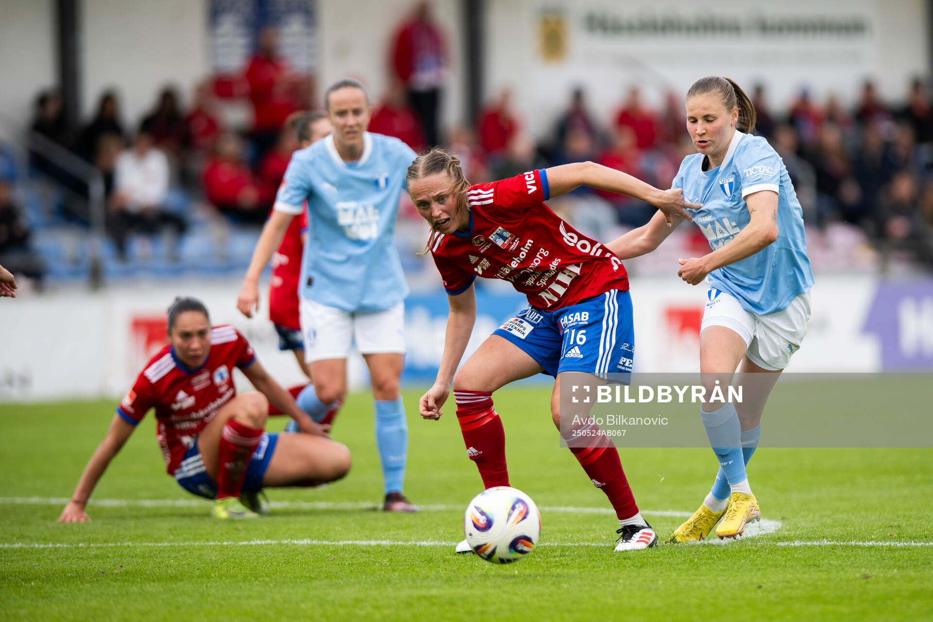 Vittsjös Olivia Wänglund och 0Malmö FFs Katariina Kosola under fotbollsmatchen i Damallsvenskan mellan Vittsjö och Malmö FF den 24 maj 2025 i Vittsjö.