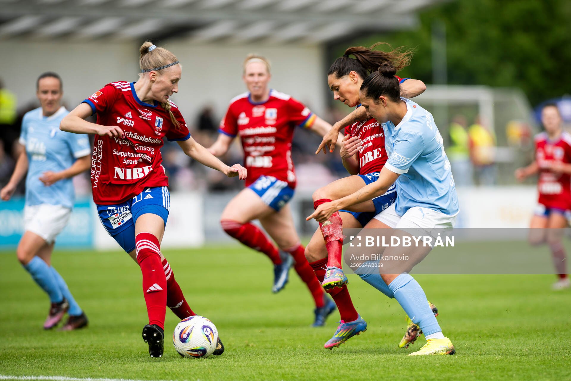 Vittsjös Elisabet Klinga och Malmö FFs Isabella D'Aquila under fotbollsmatchen i Damallsvenskan mellan Vittsjö och Malmö FF den 24 maj 2025 i Vittsjö.