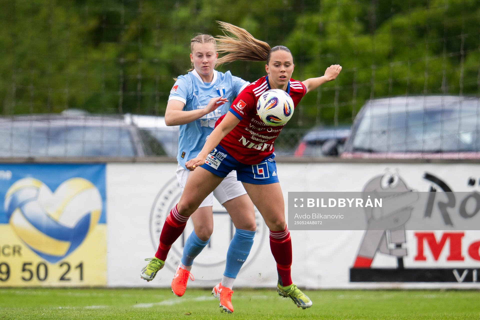 Vittsjös Hanna Ekengren och Malmö FFs Agnes Mårtensson under fotbollsmatchen i Damallsvenskan mellan Vittsjö och Malmö FF den 24 maj 2025 i Vittsjö.