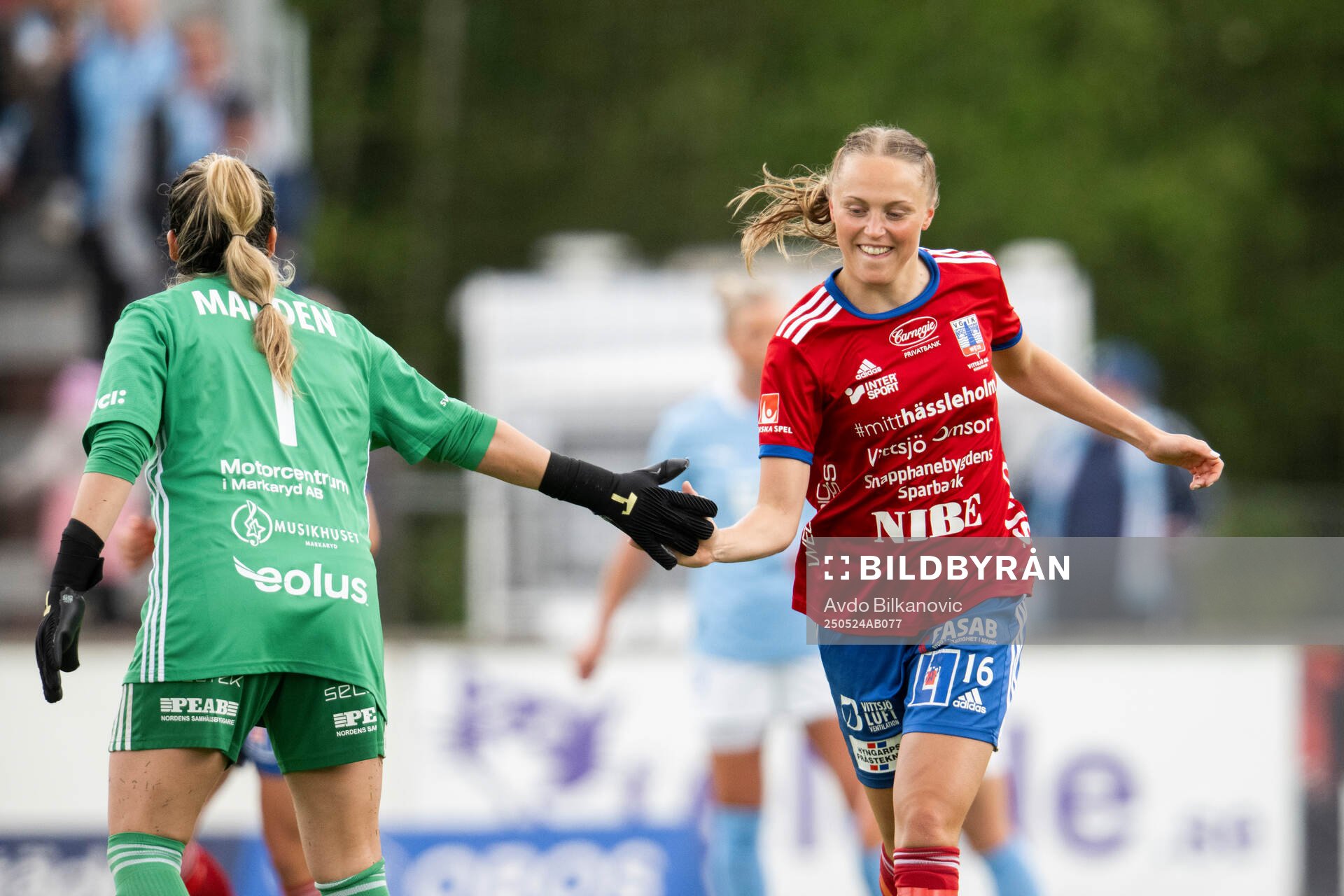 Vittsjös målvakt Savannah Madden och Olivia Wänglund jublar under fotbollsmatchen i Damallsvenskan mellan Vittsjö och Malmö FF den 24 maj 2025 i Vittsjö.