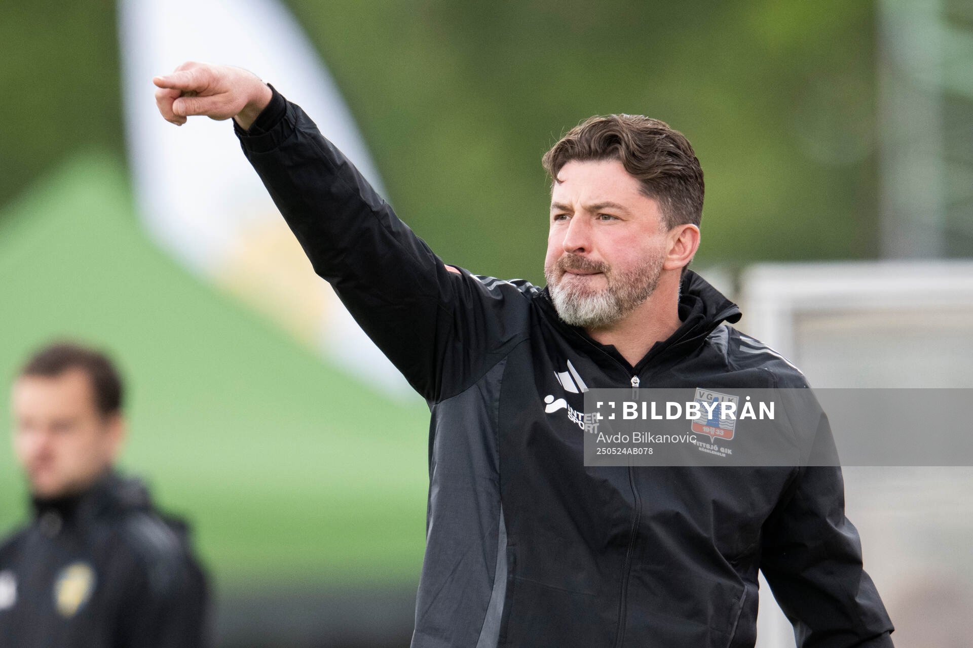 Vittsjös tränare Mladen Blagojevic under fotbollsmatchen i Damallsvenskan mellan Vittsjö och Malmö FF den 24 maj 2025 i Vittsjö. 