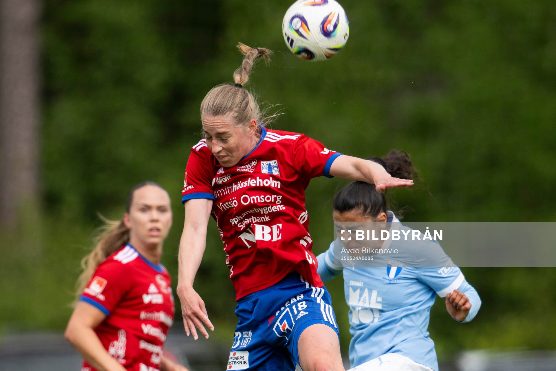 Vittsjös Sofie Rewucha i nickduell mot Malmö FFs Ines Belloumou under fotbollsmatchen i Damallsvenskan mellan Vittsjö och Malmö FF den 24 maj 2025 i Vittsjö.