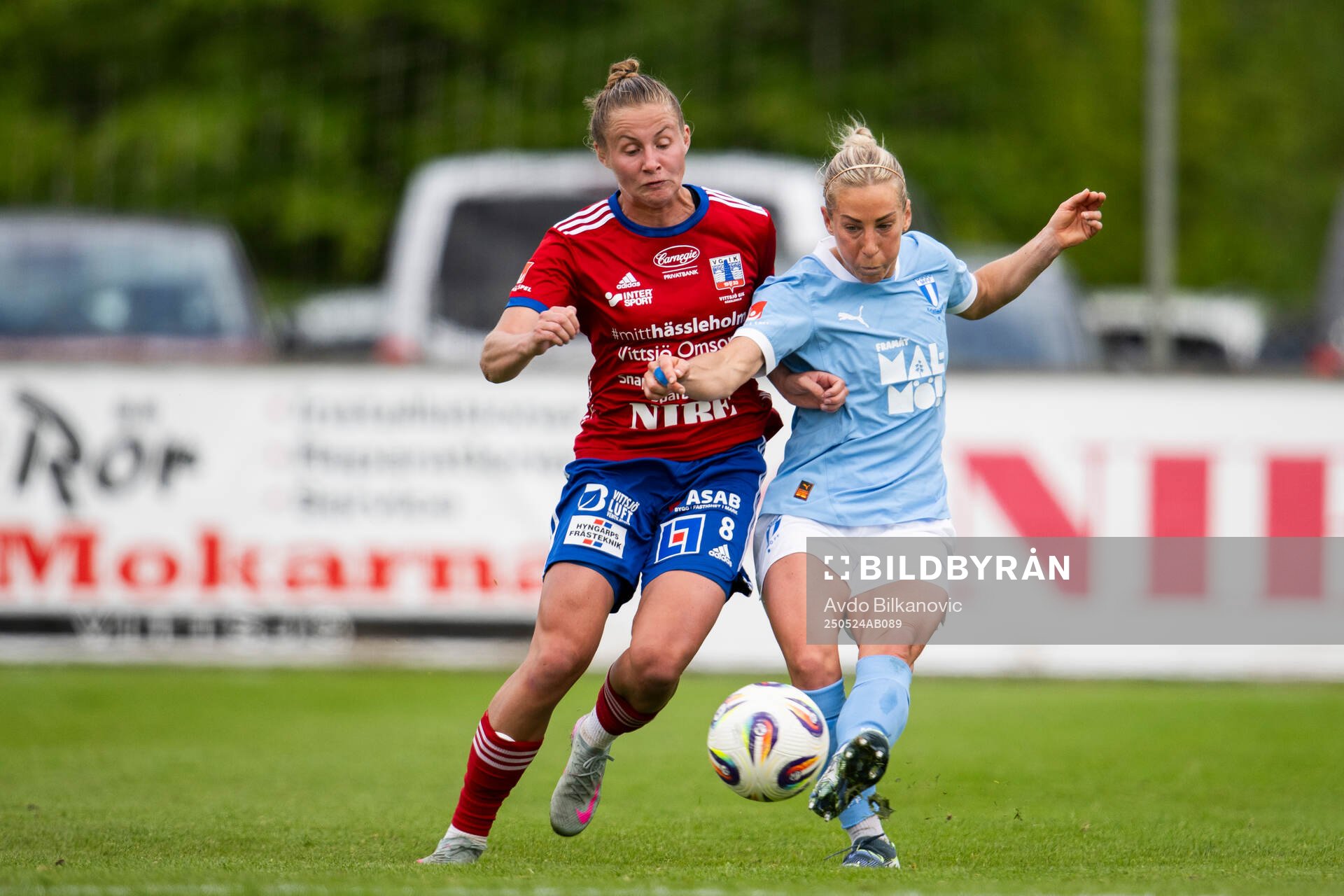 Vittsjös Sofie Rewucha och Malmö FFs Mia Persson under fotbollsmatchen i Damallsvenskan mellan Vittsjö och Malmö FF den 24 maj 2025 i Vittsjö.