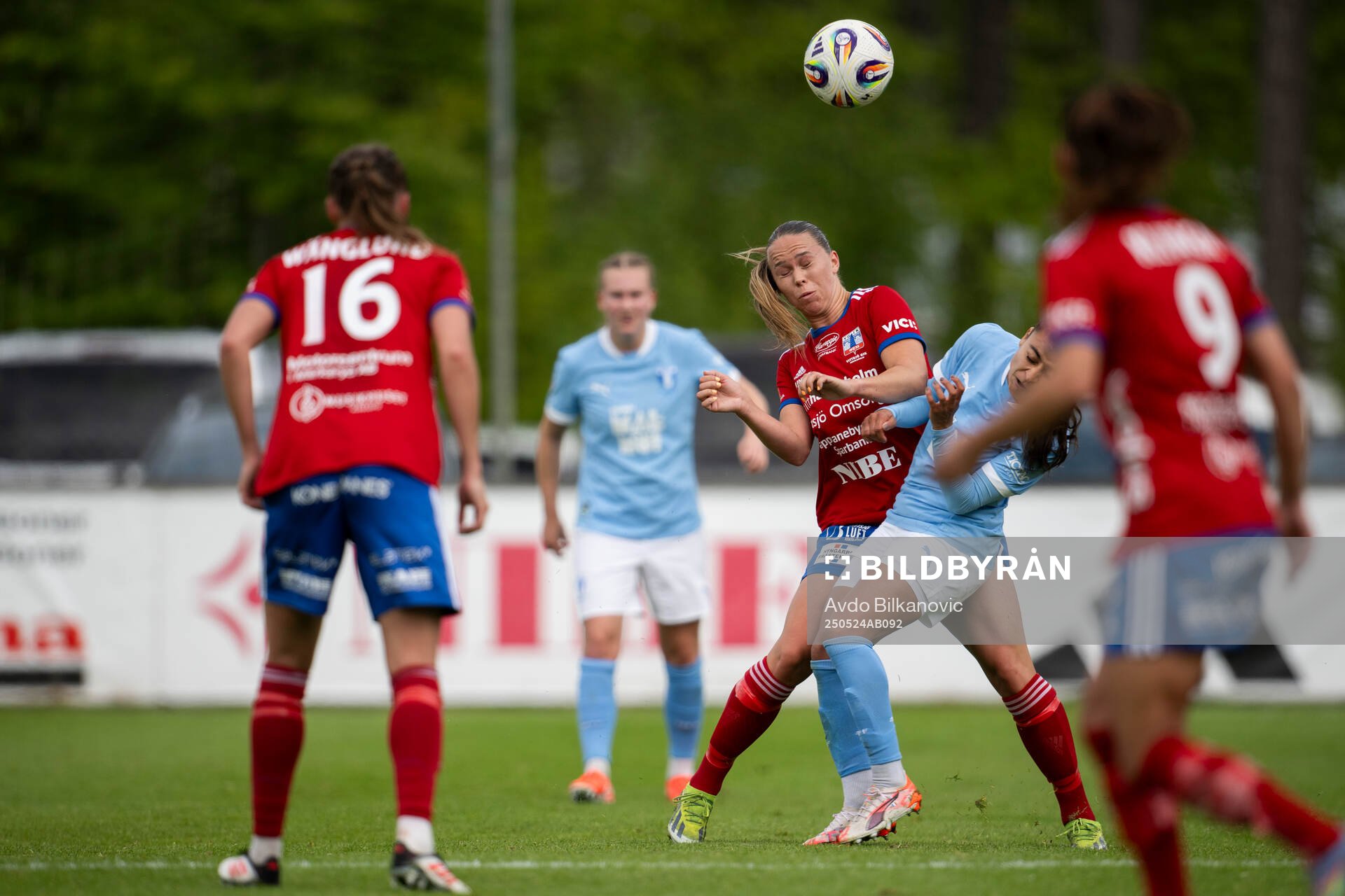 Vittsjös Hanna Ekengren och Malmö FFs Ines Belloumou under fotbollsmatchen i Damallsvenskan mellan Vittsjö och Malmö FF den 24 maj 2025 i Vittsjö.