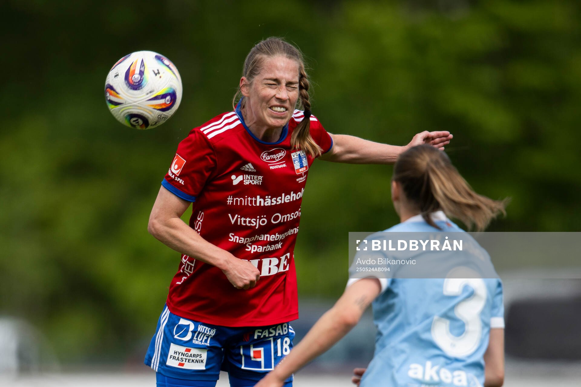 Vittsjös Linda Charlotta Sällström nickar under fotbollsmatchen i Damallsvenskan mellan Vittsjö och Malmö FF den 24 maj 2025 i Vittsjö.