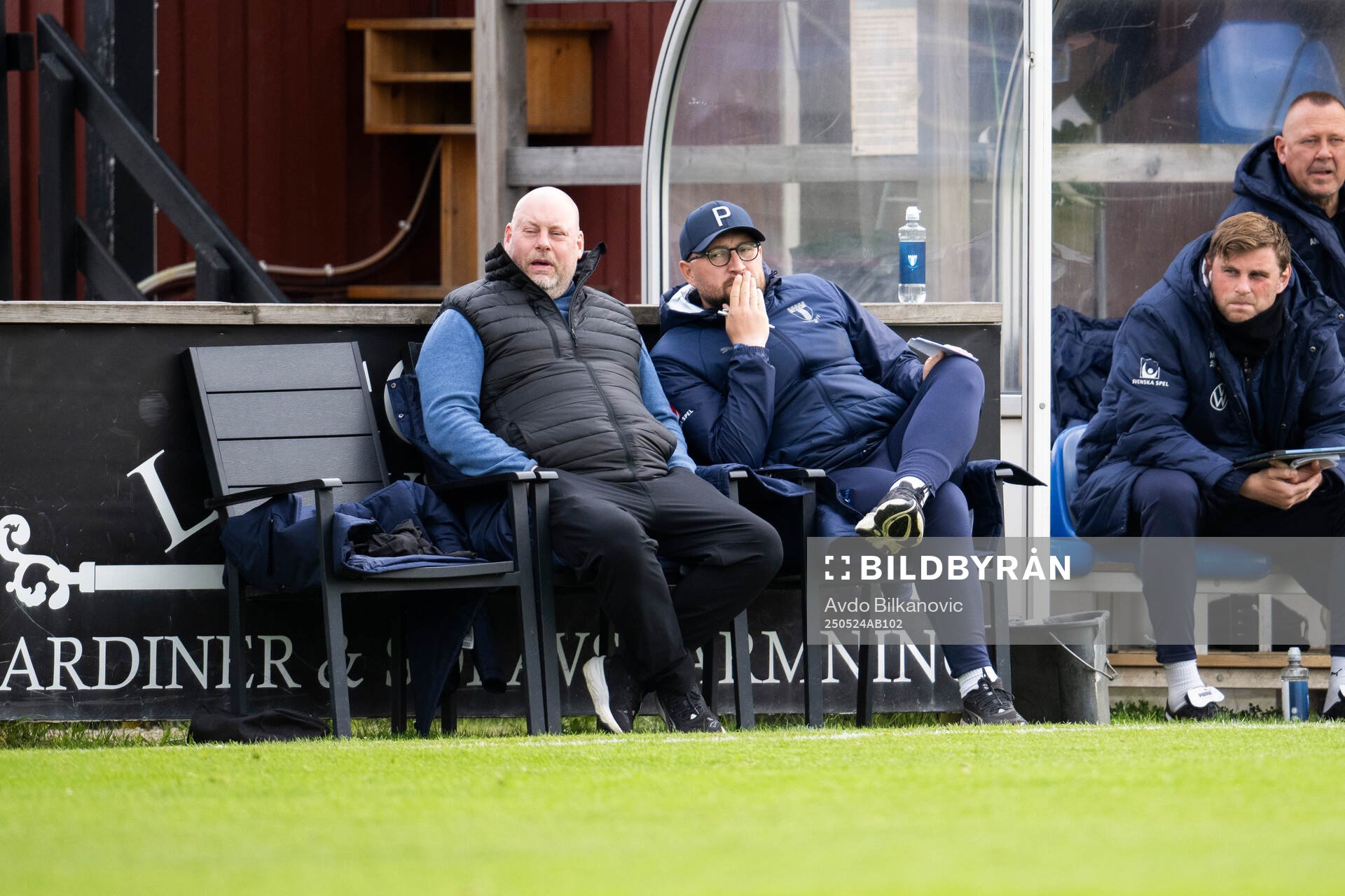 Malmö FFs tränare Jonas Valfridsson och Rikard Östergren under fotbollsmatchen i Damallsvenskan mellan Vittsjö och Malmö FF den 24 maj 2025 i Vittsjö.