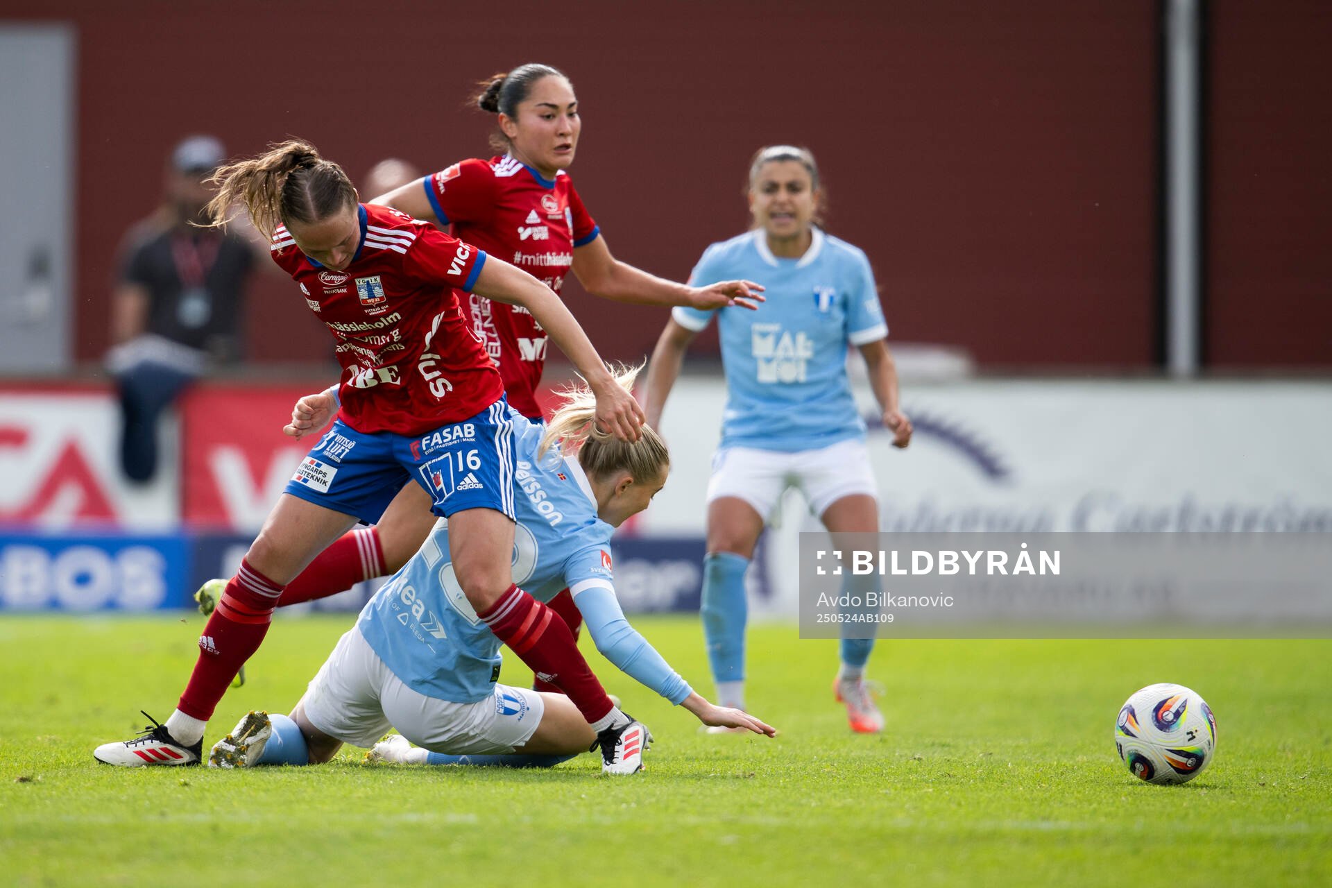 Vittsjös Olivia Wänglund och Malmö FFs Beatrice Persson under fotbollsmatchen i Damallsvenskan mellan Vittsjö och Malmö FF den 24 maj 2025 i Vittsjö.