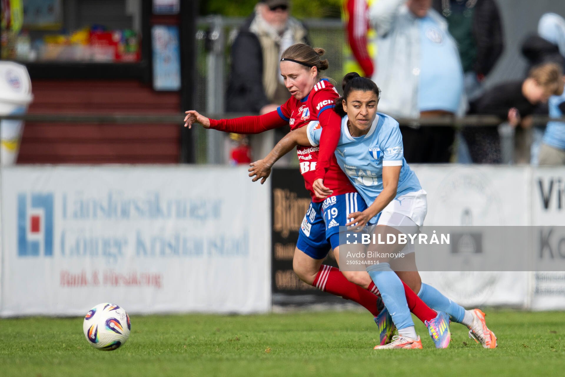 Vittsjös Heidi Kollanen och Malmö FFs Ines Belloumou under fotbollsmatchen i Damallsvenskan mellan Vittsjö och Malmö FF den 24 maj 2025 i Vittsjö.