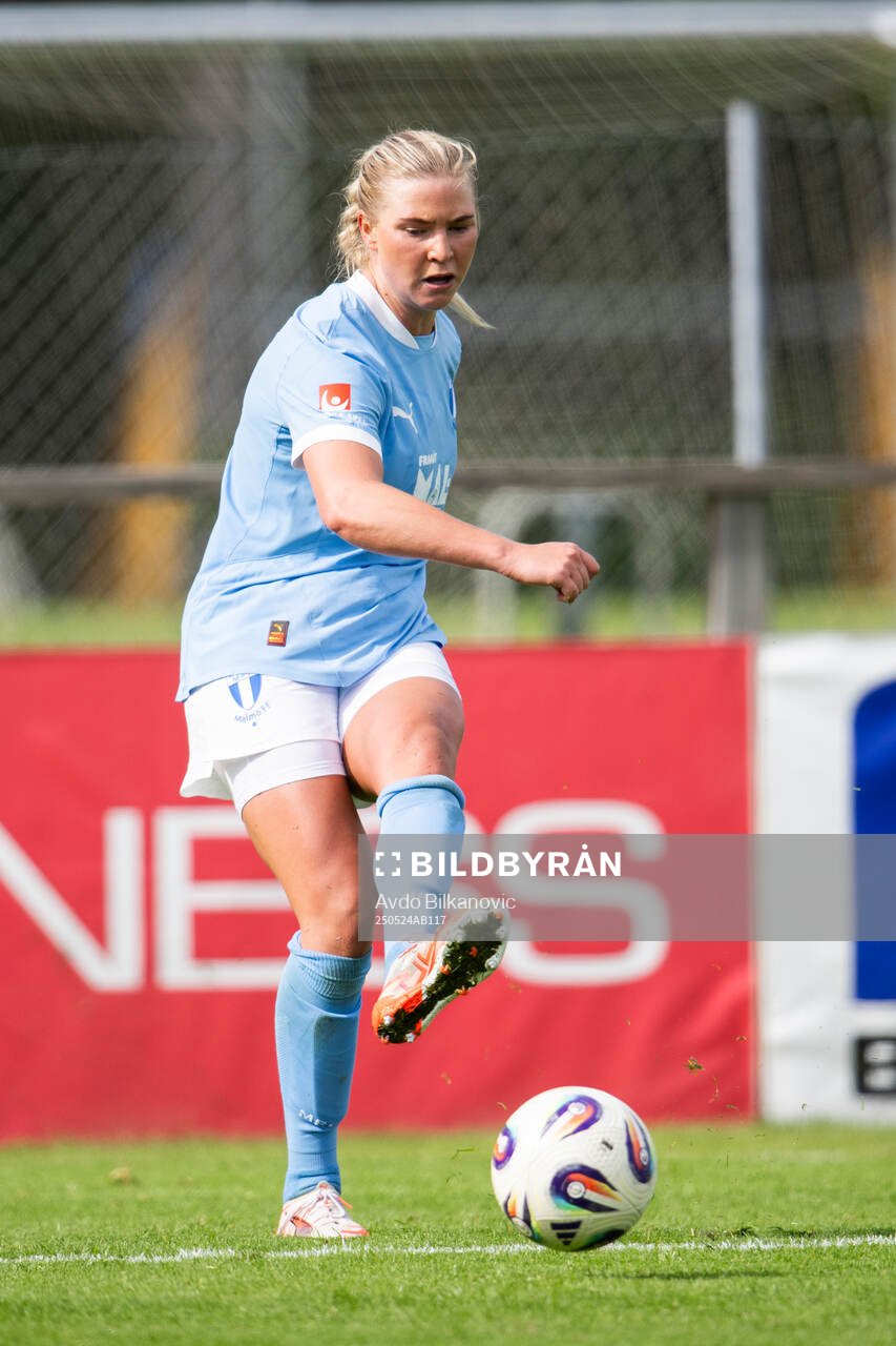 Malmö FFs Ellen Löfqvist under fotbollsmatchen i Damallsvenskan mellan Vittsjö och Malmö FF den 24 maj 2025 i Vittsjö. 