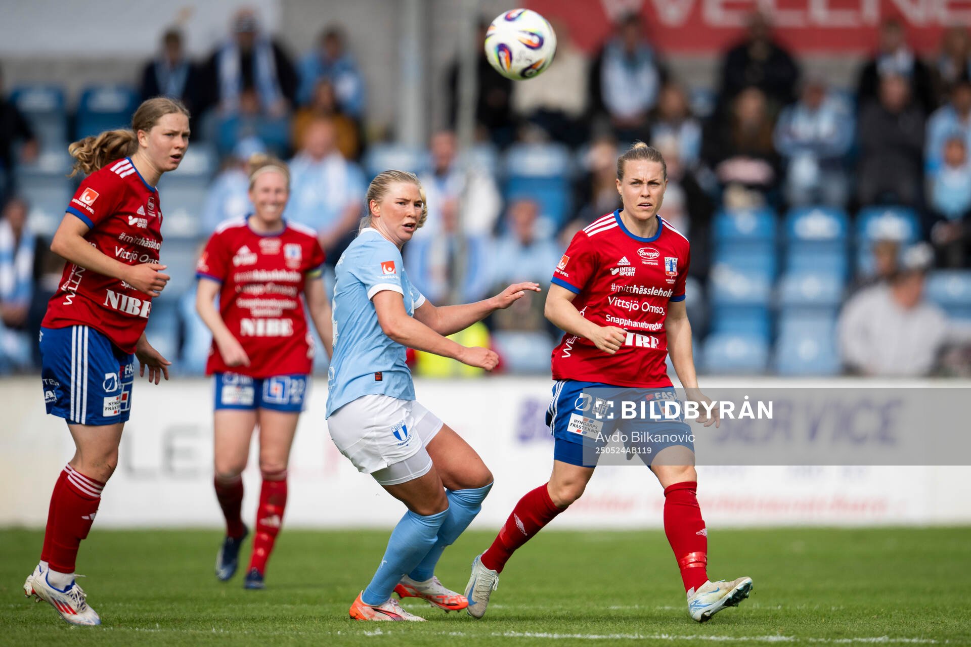 Vittsjös Kajsa Lind och Malmö FFs Ellen Löfqvist under fotbollsmatchen i Damallsvenskan mellan Vittsjö och Malmö FF den 24 maj 2025 i Vittsjö.