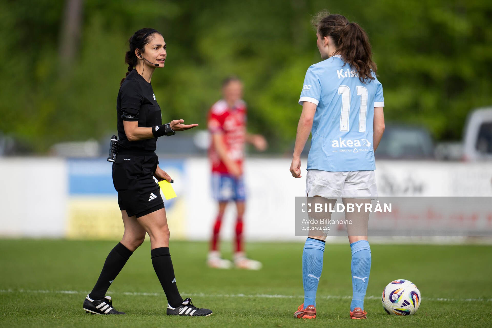 Domare Maral Mirzai och Malmö FFs Matilda Kristell under fotbollsmatchen i Damallsvenskan mellan Vittsjö och Malmö FF den 24 maj 2025 i Vittsjö.