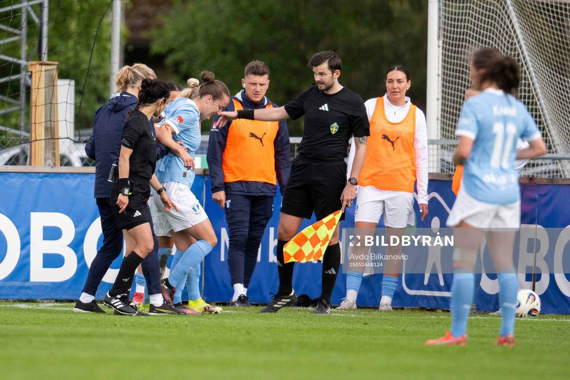 Malmö FFs Anna Plantin får hjälp att lämna planen under fotbollsmatchen i Damallsvenskan mellan Vittsjö och Malmö FF den 24 maj 2025 i Vittsjö.