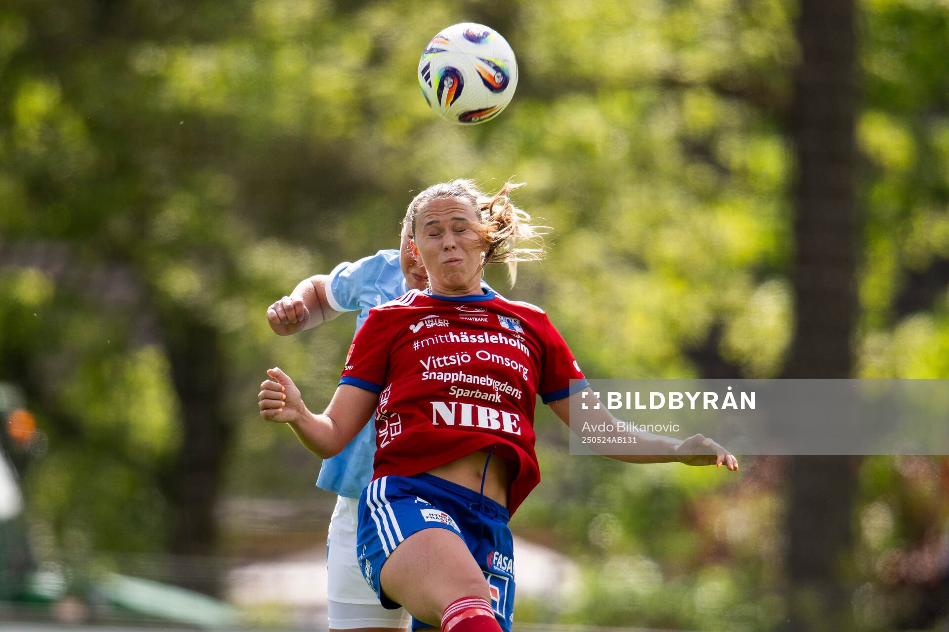 Vittsjös Hanna Ekengren och Malmö FFs Ellen Löfqvist under fotbollsmatchen i Damallsvenskan mellan Vittsjö och Malmö FF den 24 maj 2025 i Vittsjö.