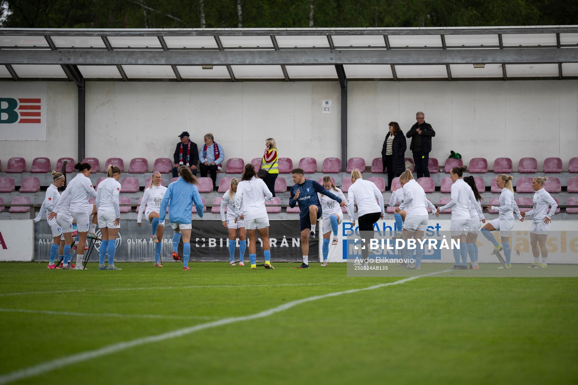 Malmö FFs spelare under uppvärmning inför fotbollsmatchen i Damallsvenskan mellan Vittsjö och Malmö FF den 24 maj 2025 i Vittsjö. 