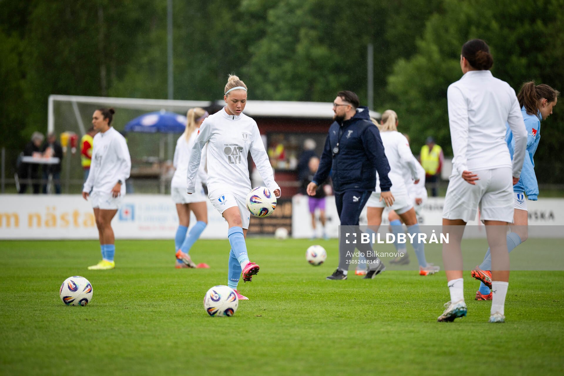 Malmö FFs spelare under uppvärmning inför fotbollsmatchen i Damallsvenskan mellan Vittsjö och Malmö FF den 24 maj 2025 i Vittsjö. 