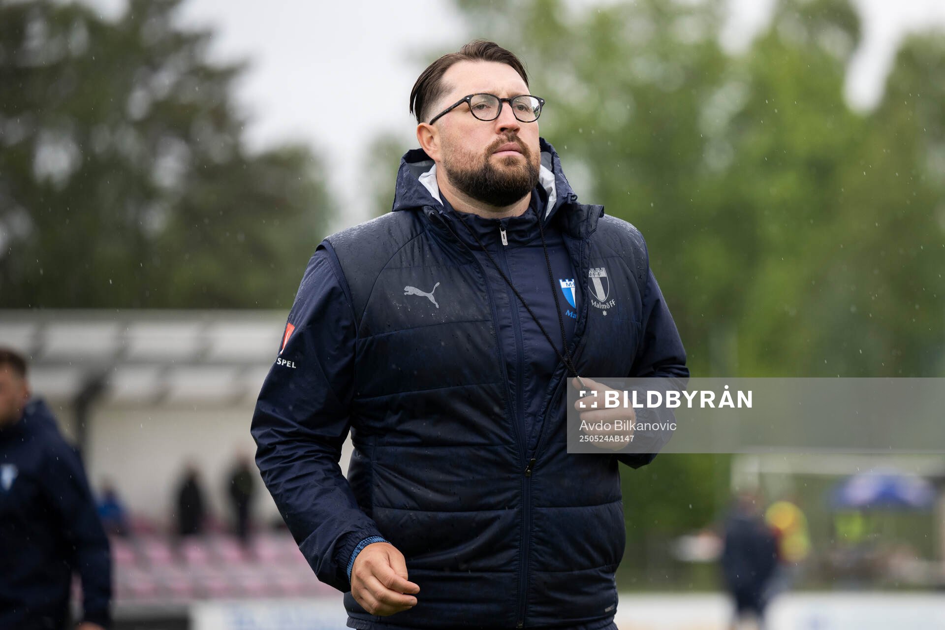 Malmö FFs assisterande tränare Rikard Östergren under fotbollsmatchen i Damallsvenskan mellan Vittsjö och Malmö FF den 24 maj 2025 i Vittsjö.
