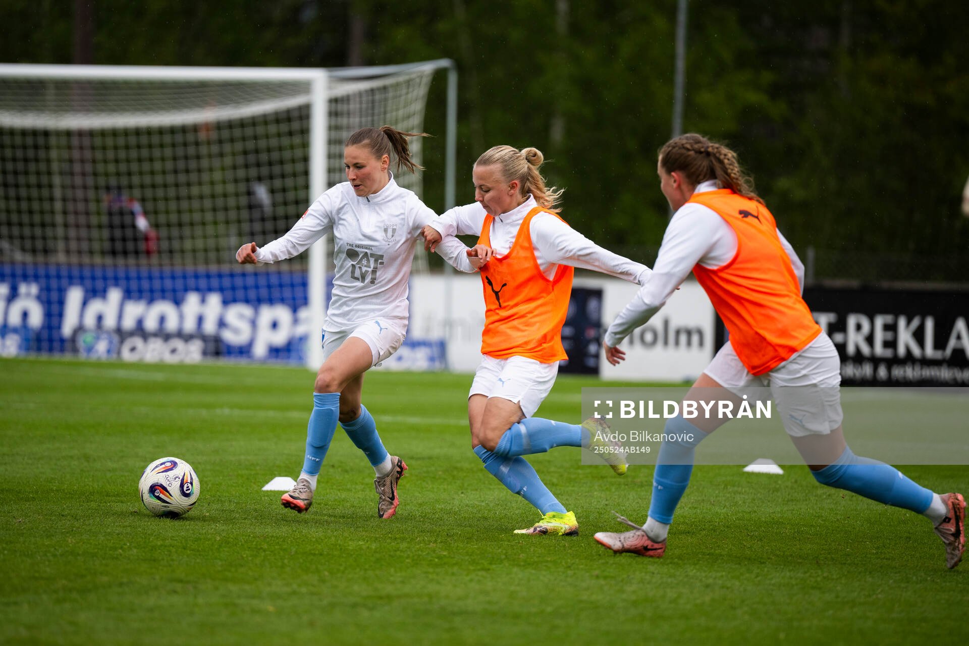 Malmö FFs spelare under uppvärmning inför fotbollsmatchen i Damallsvenskan mellan Vittsjö och Malmö FF den 24 maj 2025 i Vittsjö. 
