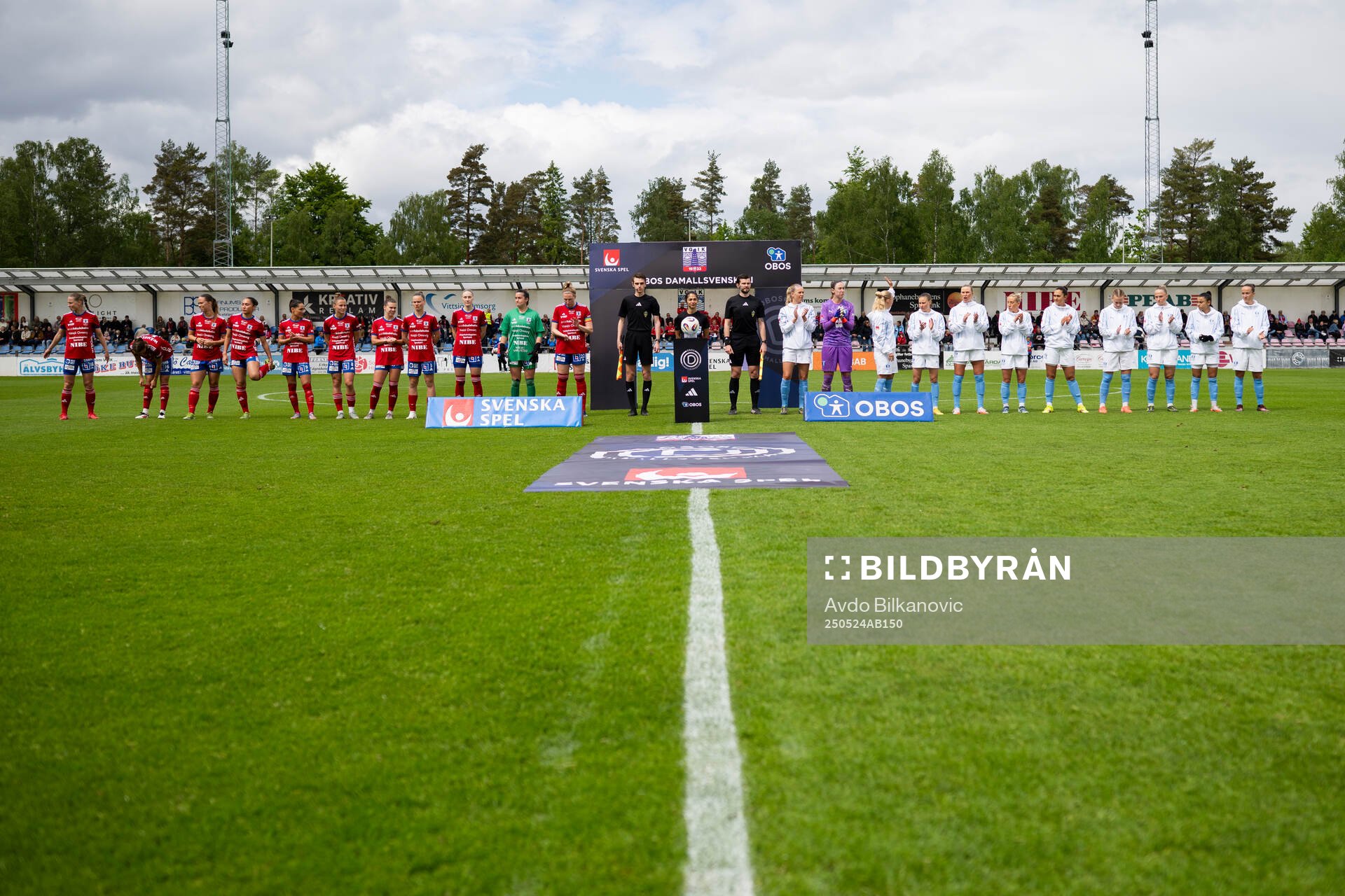Vittsjös och Malmö FFs spelare inför under fotbollsmatchen i Damallsvenskan mellan Vittsjö och Malmö FF den 24 maj 2025 i Vittsjö. 