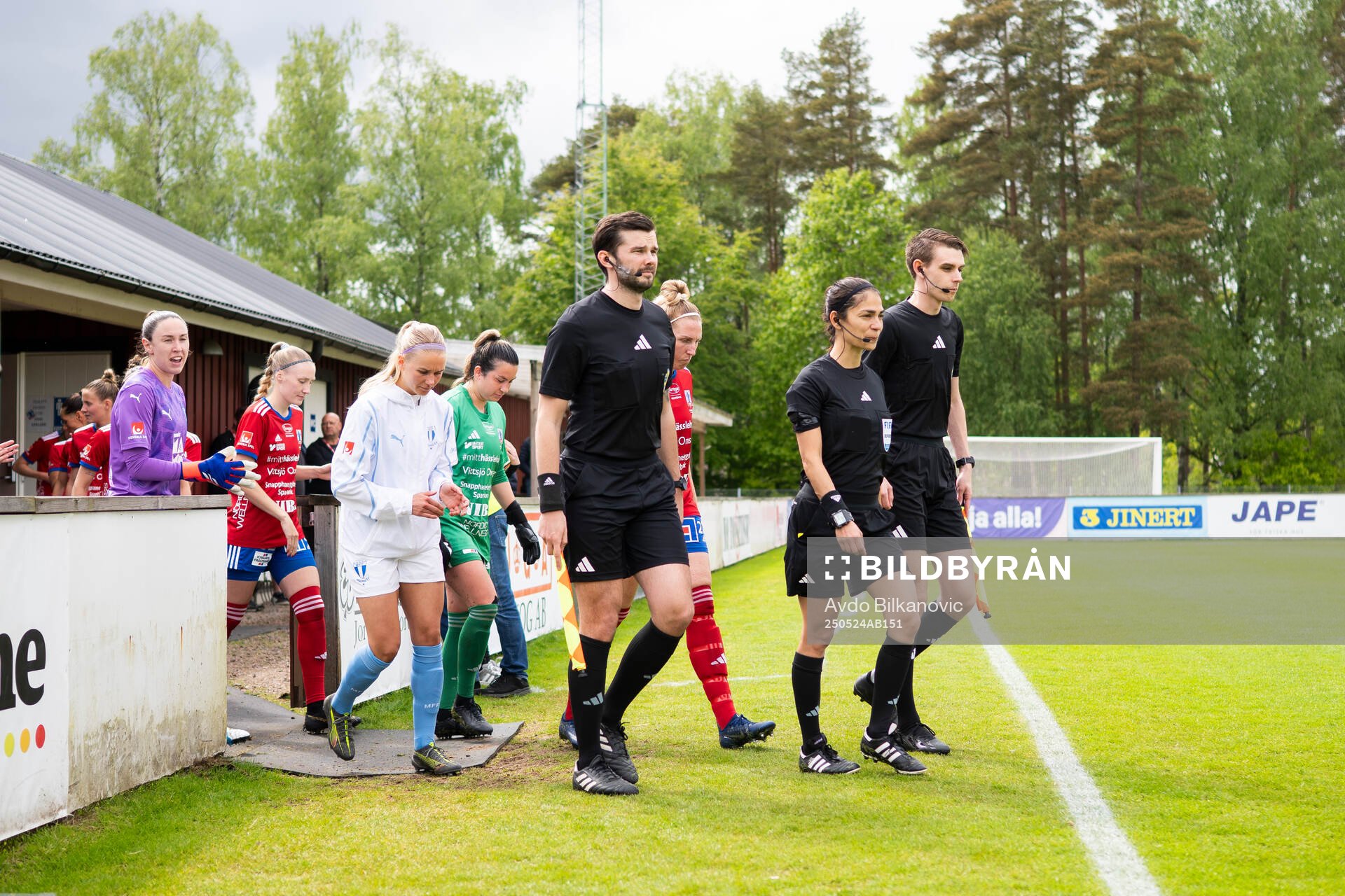 Vittsjös och Malmö FFs spelare gör entré inför under fotbollsmatchen i Damallsvenskan mellan Vittsjö och Malmö FF den 24 maj 2025 i Vittsjö.