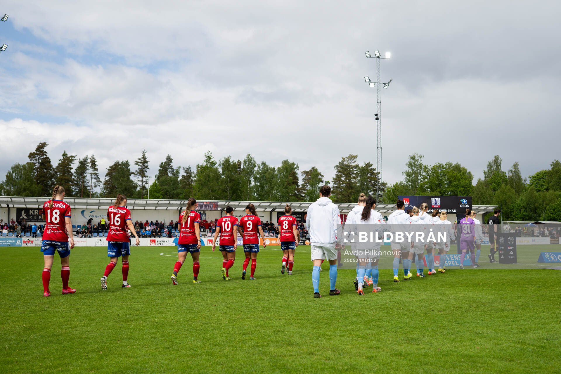 Vittsjös och Malmö FFs spelare gör entré inför under fotbollsmatchen i Damallsvenskan mellan Vittsjö och Malmö FF den 24 maj 2025 i Vittsjö.