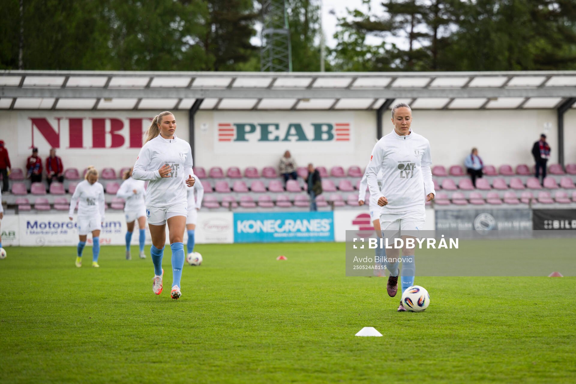 Malmö FFs spelare under uppvärmning inför fotbollsmatchen i Damallsvenskan mellan Vittsjö och Malmö FF den 24 maj 2025 i Vittsjö. 