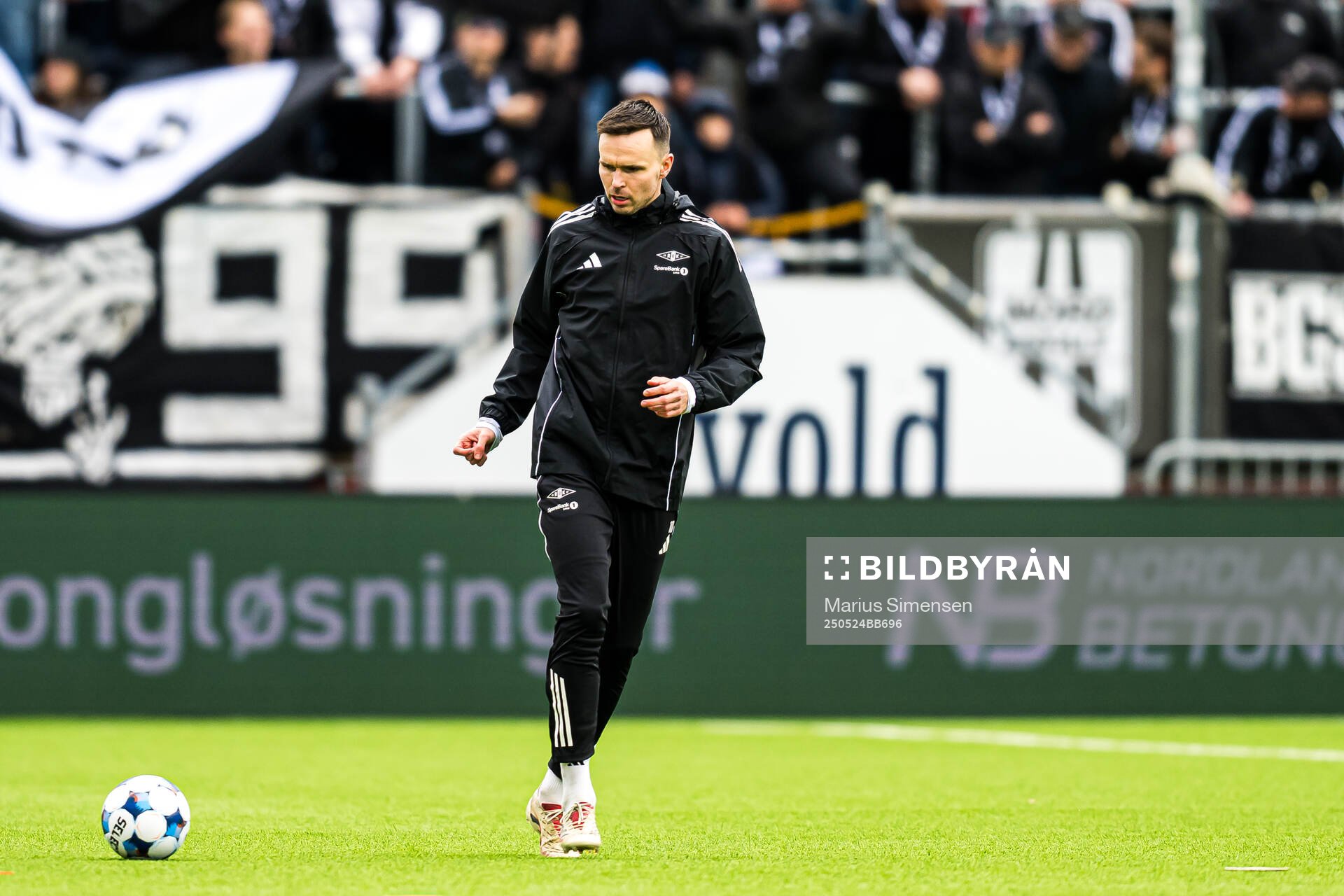 Ole Kristian Selnæs of Rosenborg warms up ahead of the Eliteserien match between Bodø/Glimt and Rosenborg on May 24, 2025 in Bodø.