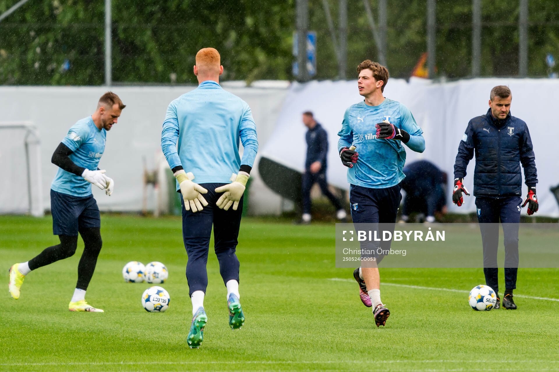 Målvakt Ricardo Friedrich, målvakt Joakim Persson och målvakt Melker Ellborg under en träning med Malmö FF den 24 maj 2025 i Malmö. 