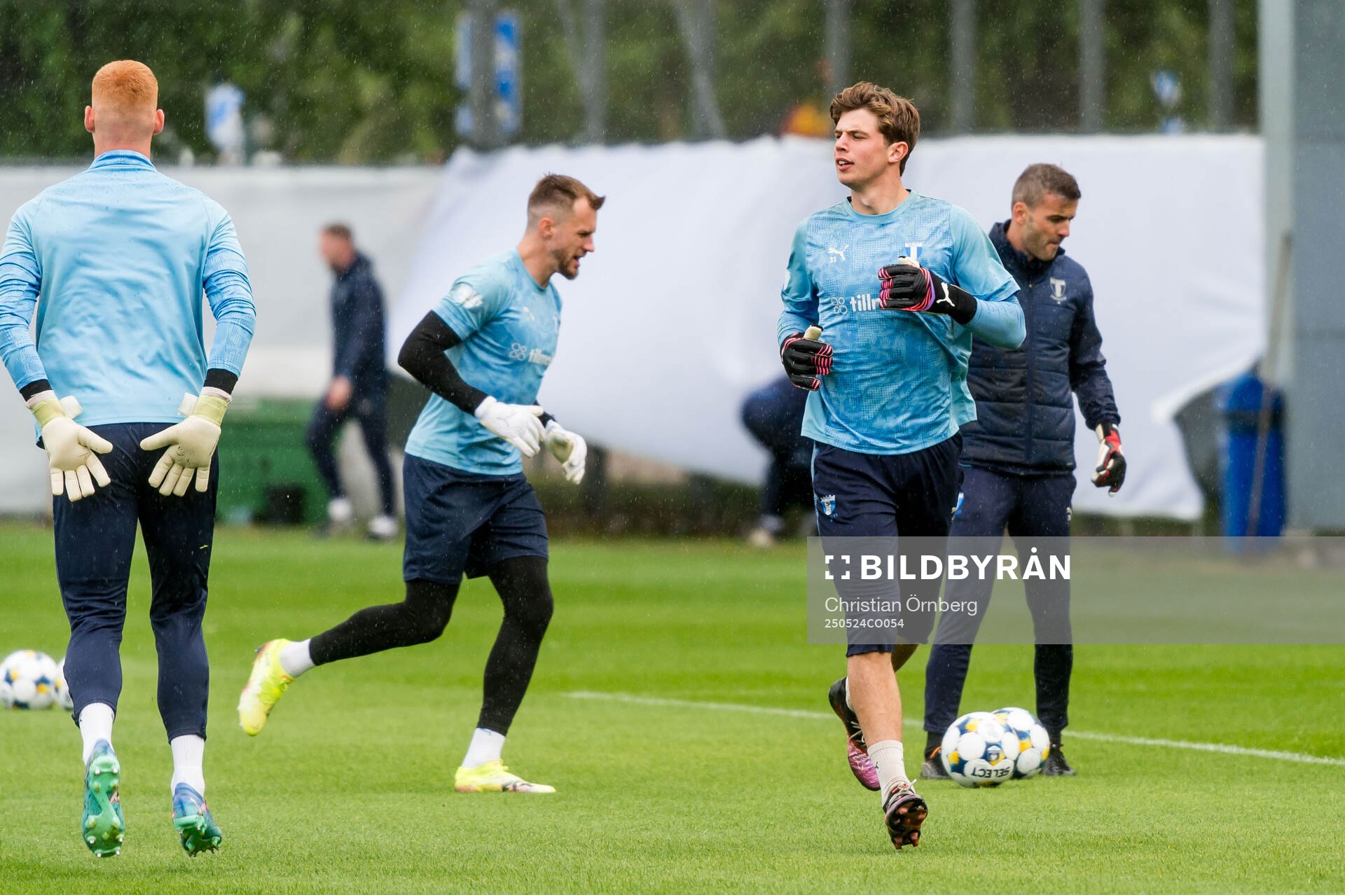 Målvakt Joakim Persson, målvakt Ricardo Friedrich och målvakt Melker Ellborg under en träning med Malmö FF den 24 maj 2025 i Malmö. 