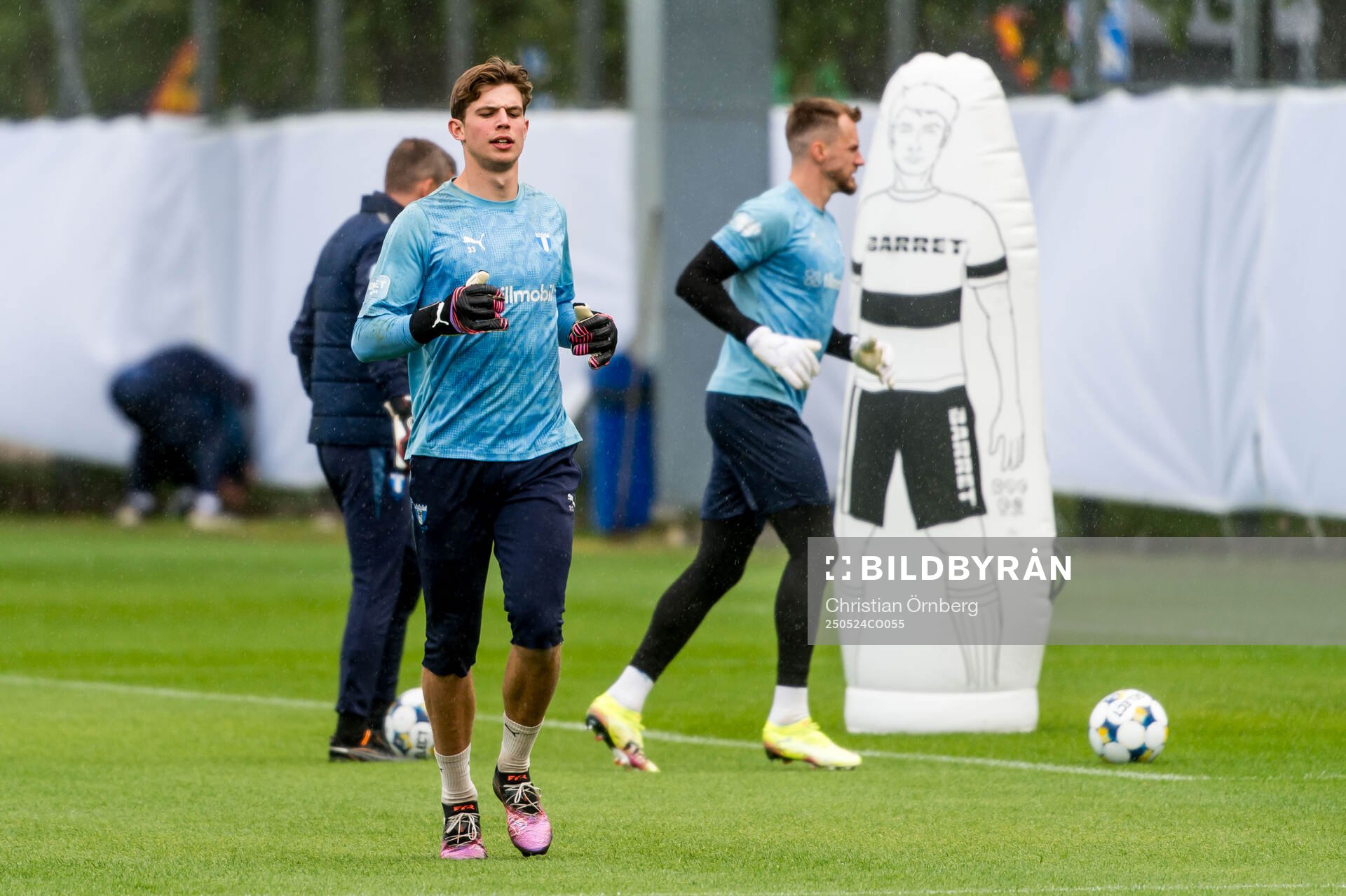 Målvakt Melker Ellborg och målvakt Ricardo Friedrich under en träning med Malmö FF den 24 maj 2025 i Malmö. 
