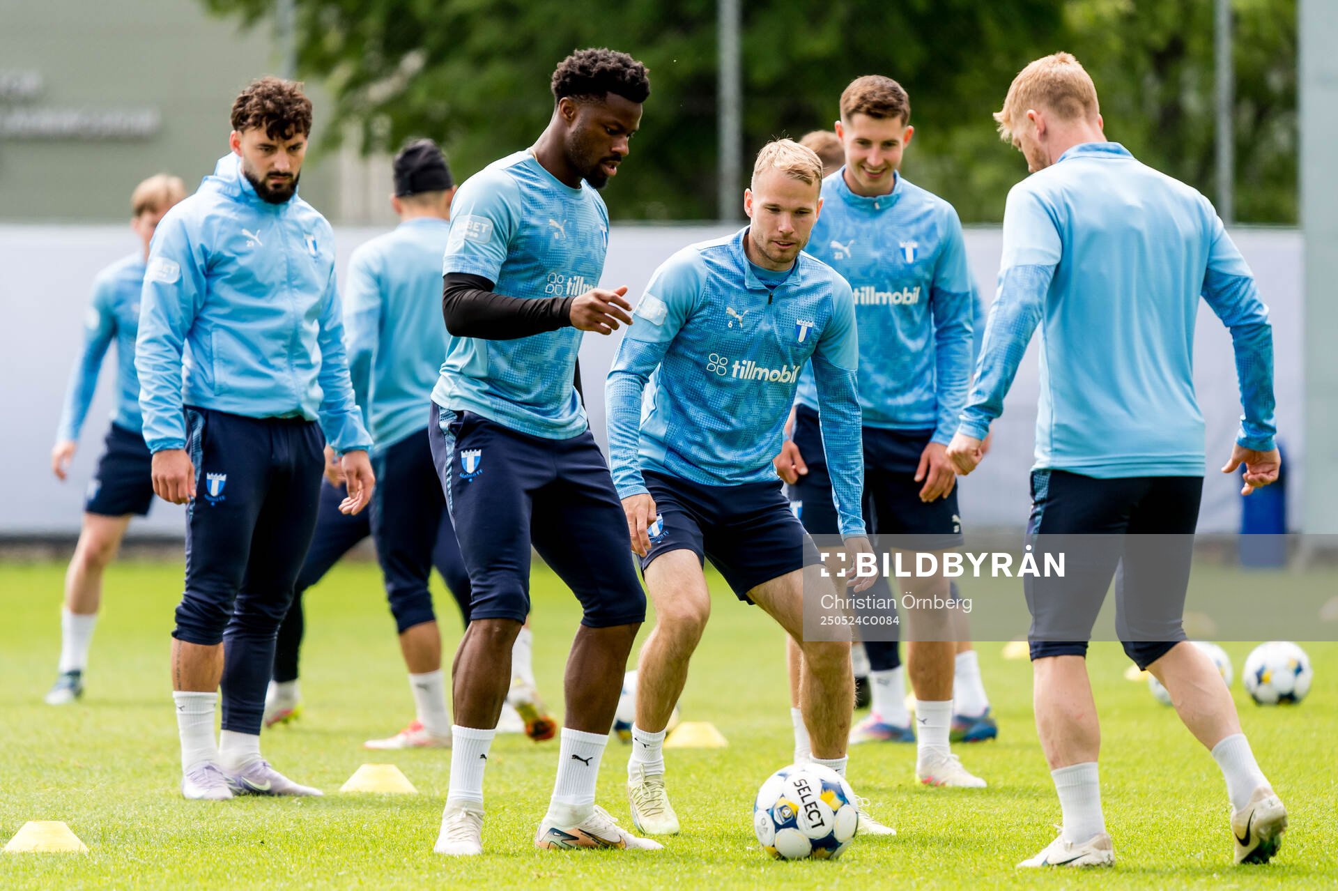 Emmanuel Ekong och Oscar Lewicki under en träning med Malmö FF den 24 maj 2025 i Malmö. 
