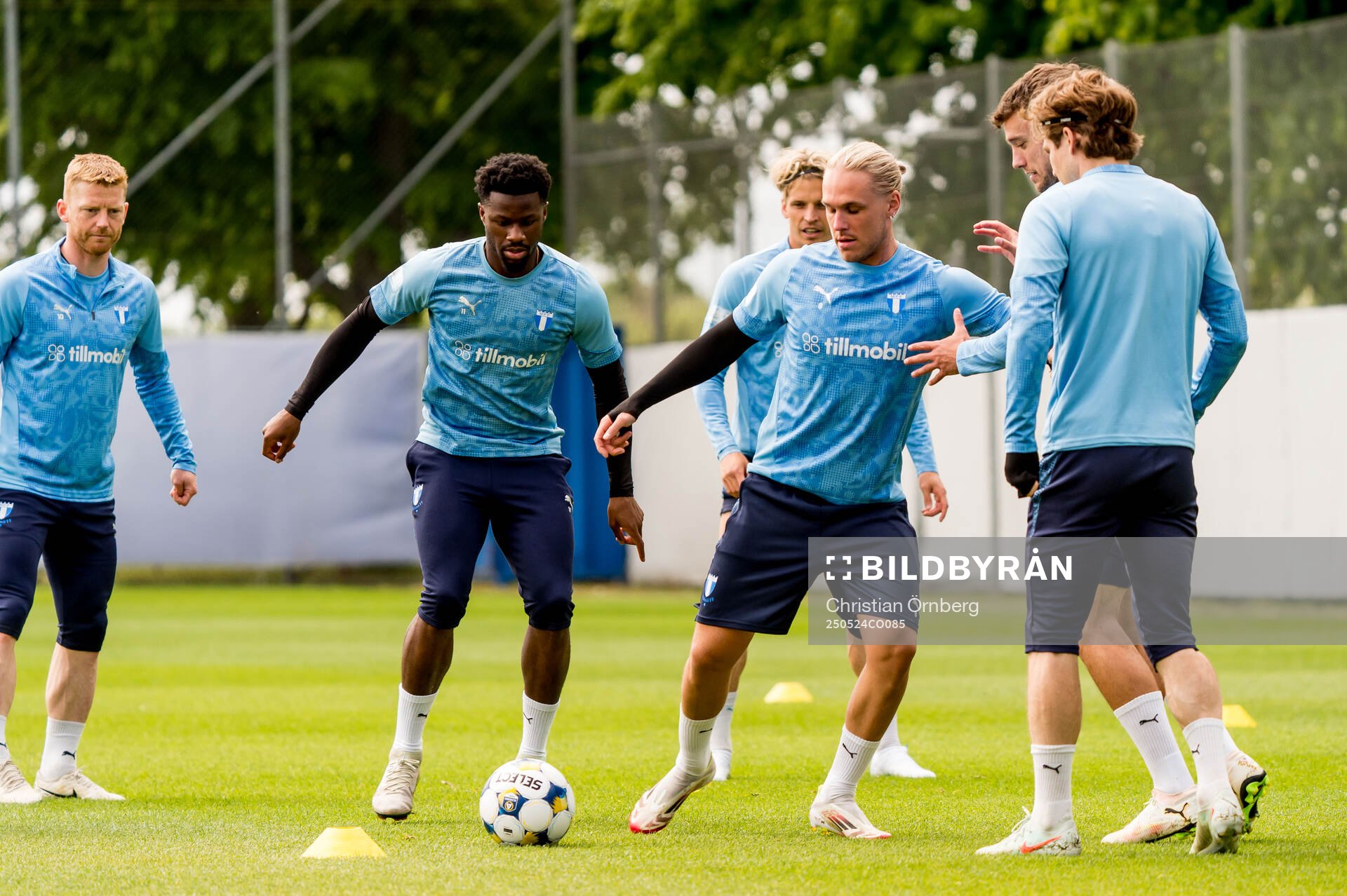 Emmanuel Ekong och Arnor Sigurdsson under en träning med Malmö FF den 24 maj 2025 i Malmö. 