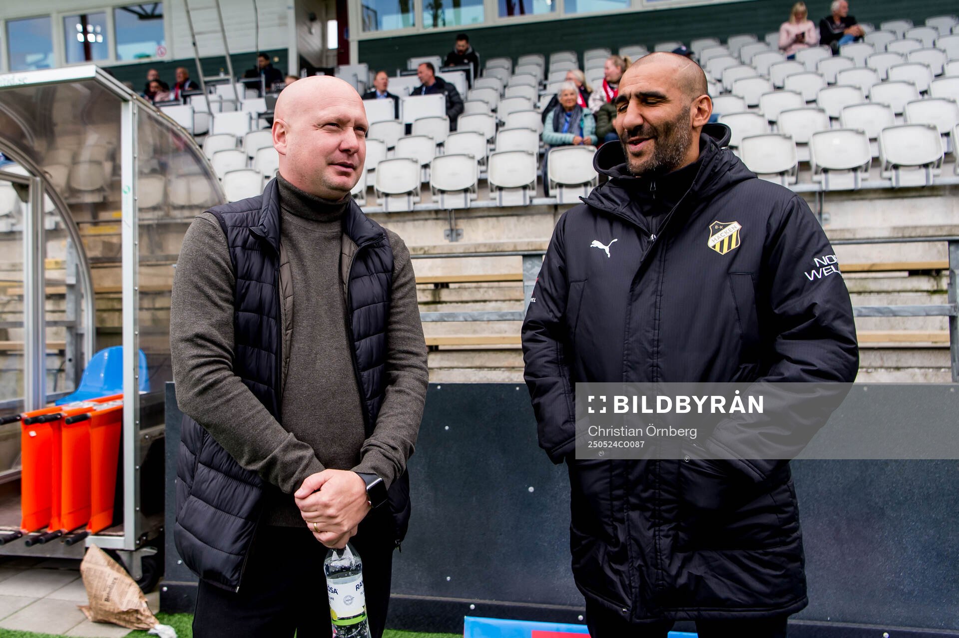 Rosengårds huvudtränare Joel Kjetselberg och Häckens tränare Mak Lind inför fotbollsmatchen i Damallsvenskan mellan Rosengård och Häcken den 24 maj 2025 i Malmö.