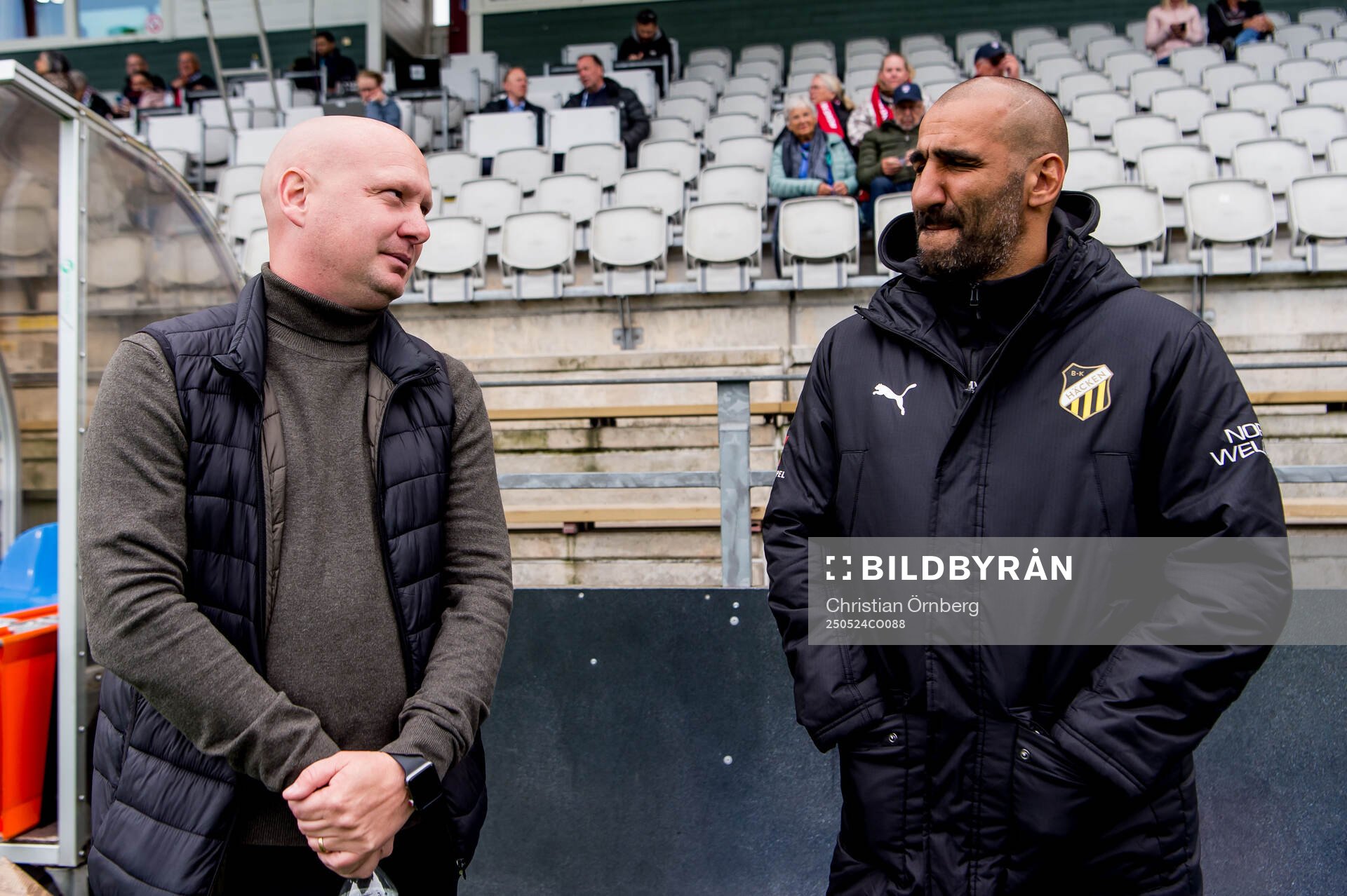 Rosengårds huvudtränare Joel Kjetselberg och Häckens tränare Mak Lind under fotbollsmatchen i Damallsvenskan mellan Rosengård och Häcken den 24 maj 2025 i Malmö.