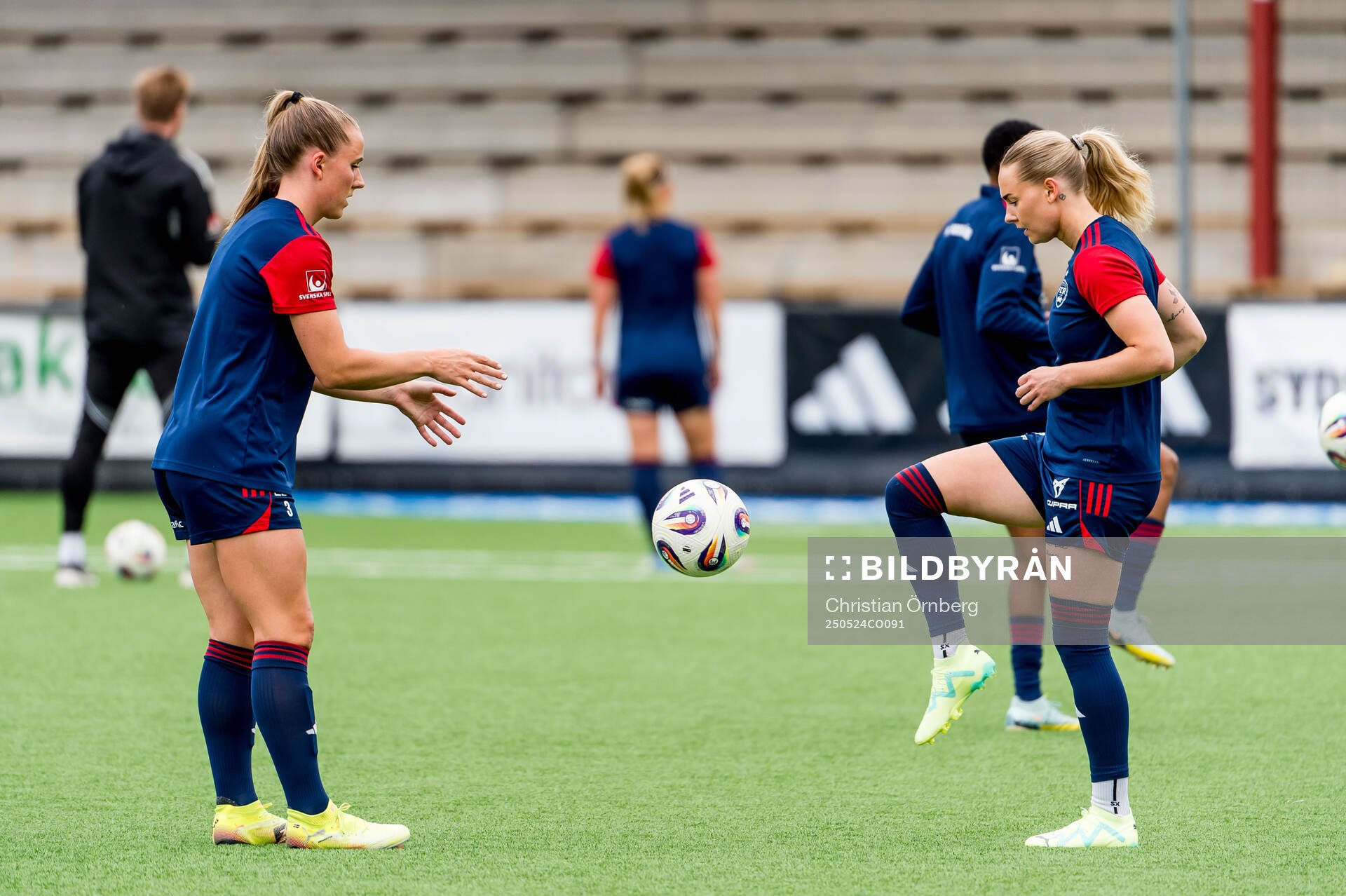 Rosengårds Gudrun Arnardottir och Emma Jansson inför fotbollsmatchen i Damallsvenskan mellan Rosengård och Häcken den 24 maj 2025 i Malmö.