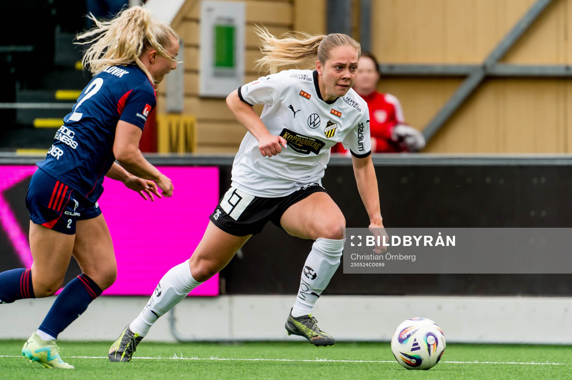 Rosengårds Emilie Woldvik och Häckens Alice Bergström under fotbollsmatchen i Damallsvenskan mellan Rosengård och Häcken den 24 maj 2025 i Malmö.