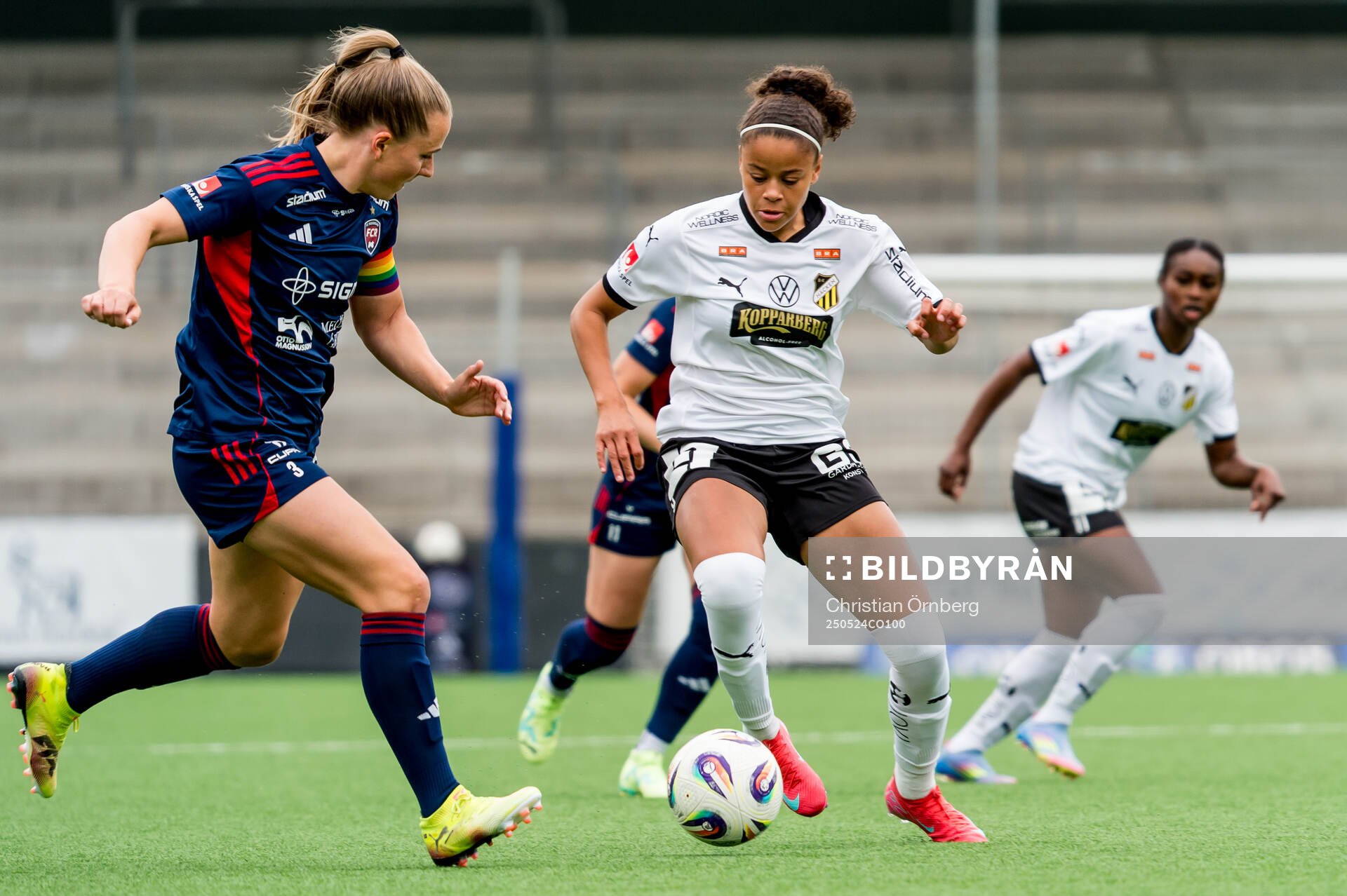 Häckens Felicia Schröder och Rosengårds Gudrun Arnardottir under fotbollsmatchen i Damallsvenskan mellan Rosengård och Häcken den 24 maj 2025 i Malmö.