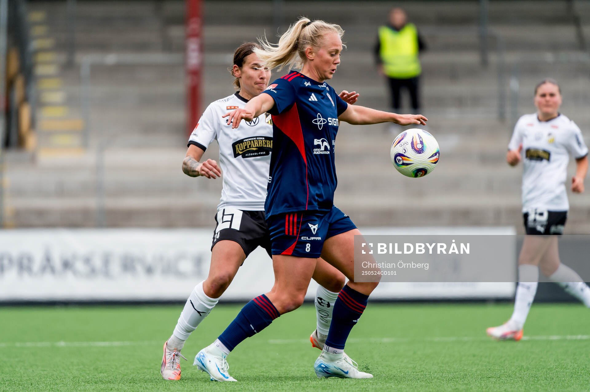 Rosengårds Molly Johansson och Häckens Tabby Tindell under fotbollsmatchen i Damallsvenskan mellan Rosengård och Häcken den 24 maj 2025 i Malmö.